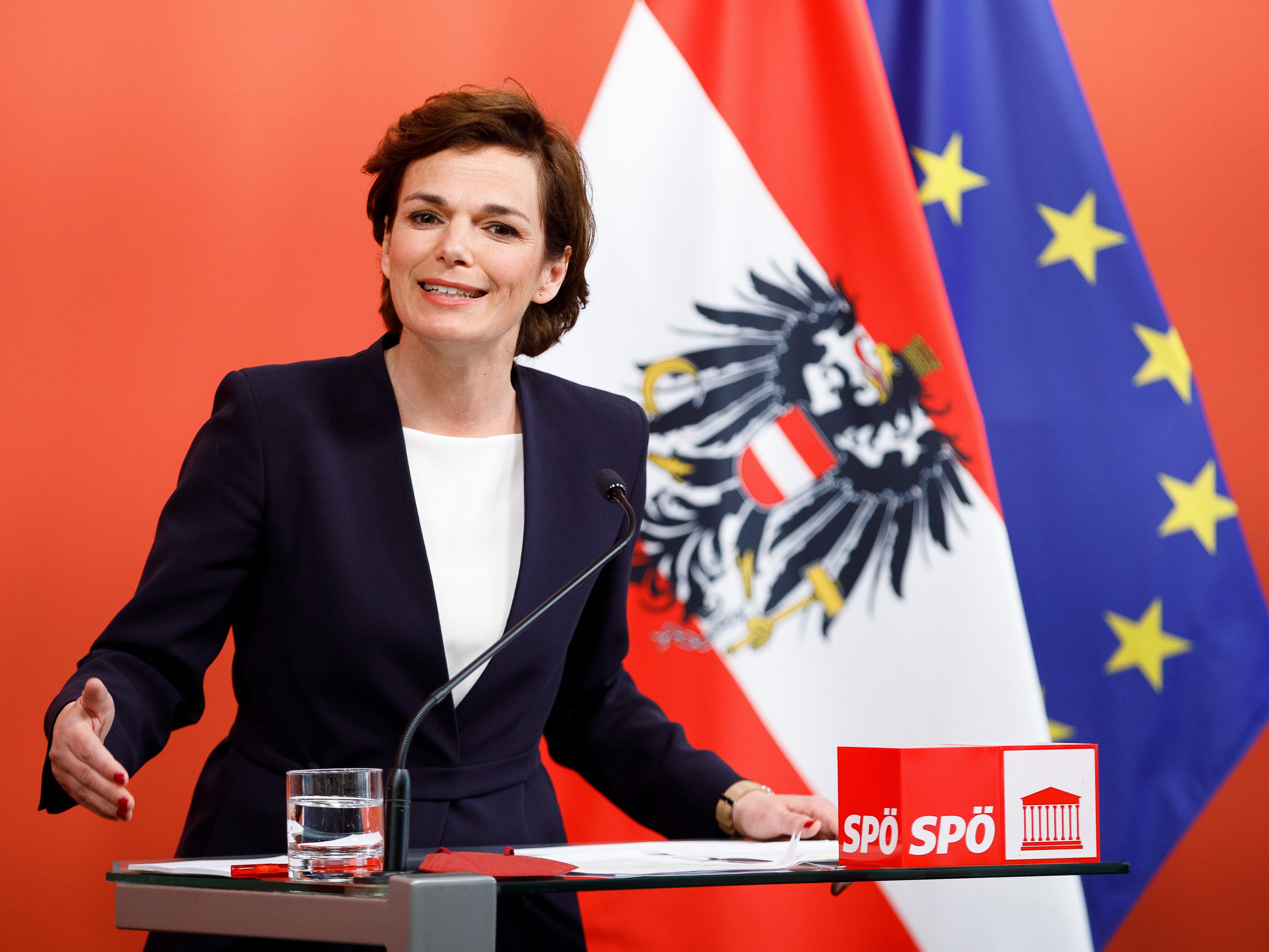 SPÖ-Chefin Pamela Rendi-Wagner fordert ein Bekenntnis zur Neutralität von Nehammer