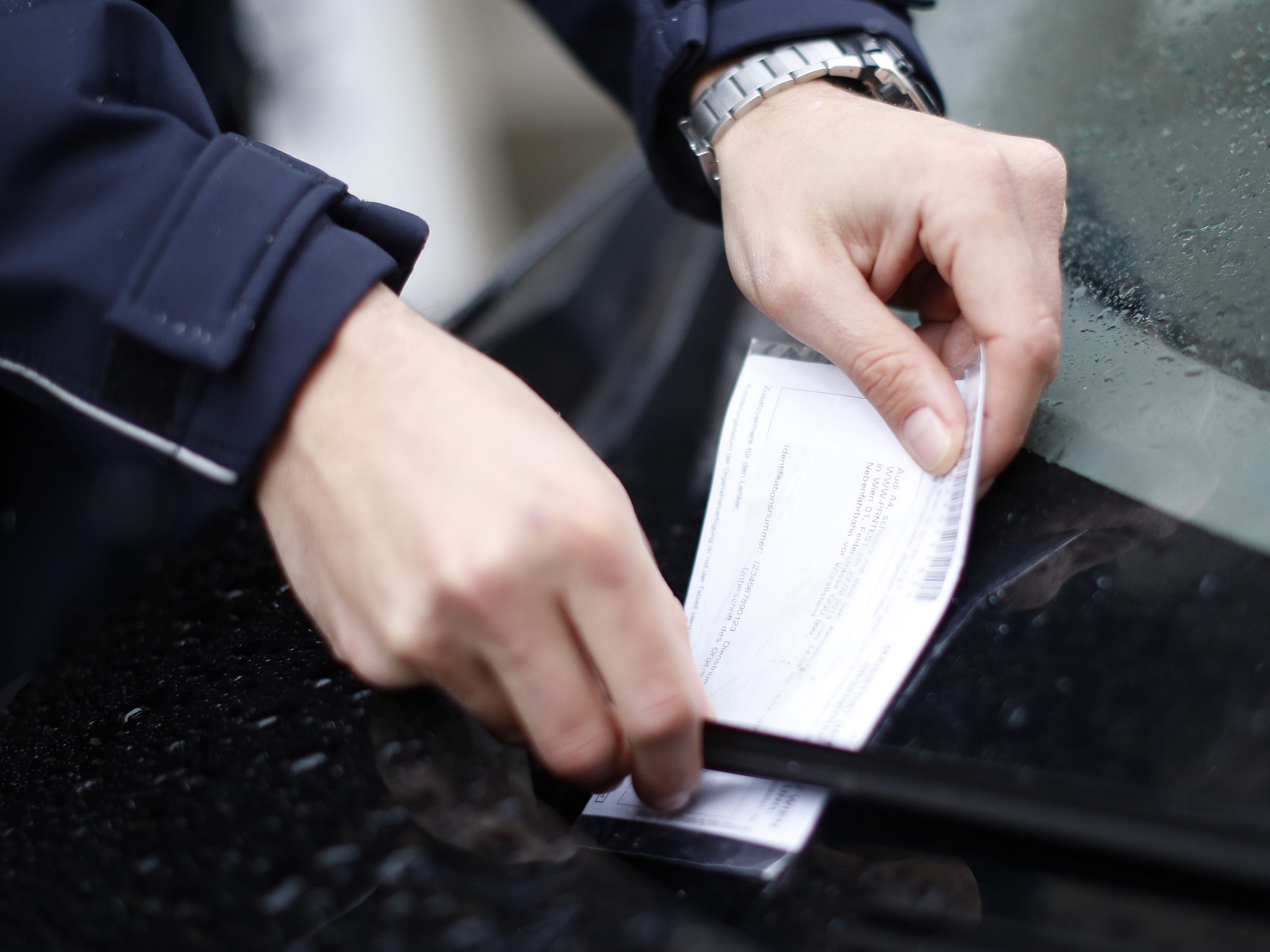 Weil Parksheriffs die Daten seines falsch geparkten Autos notierten, bedrohte ein Mann diese mit dem Überfahren. Weil Parksheriffs die Daten seines falsch geparkten Autos notierten, bedrohte ein Mann diese mit dem Überfahren.
