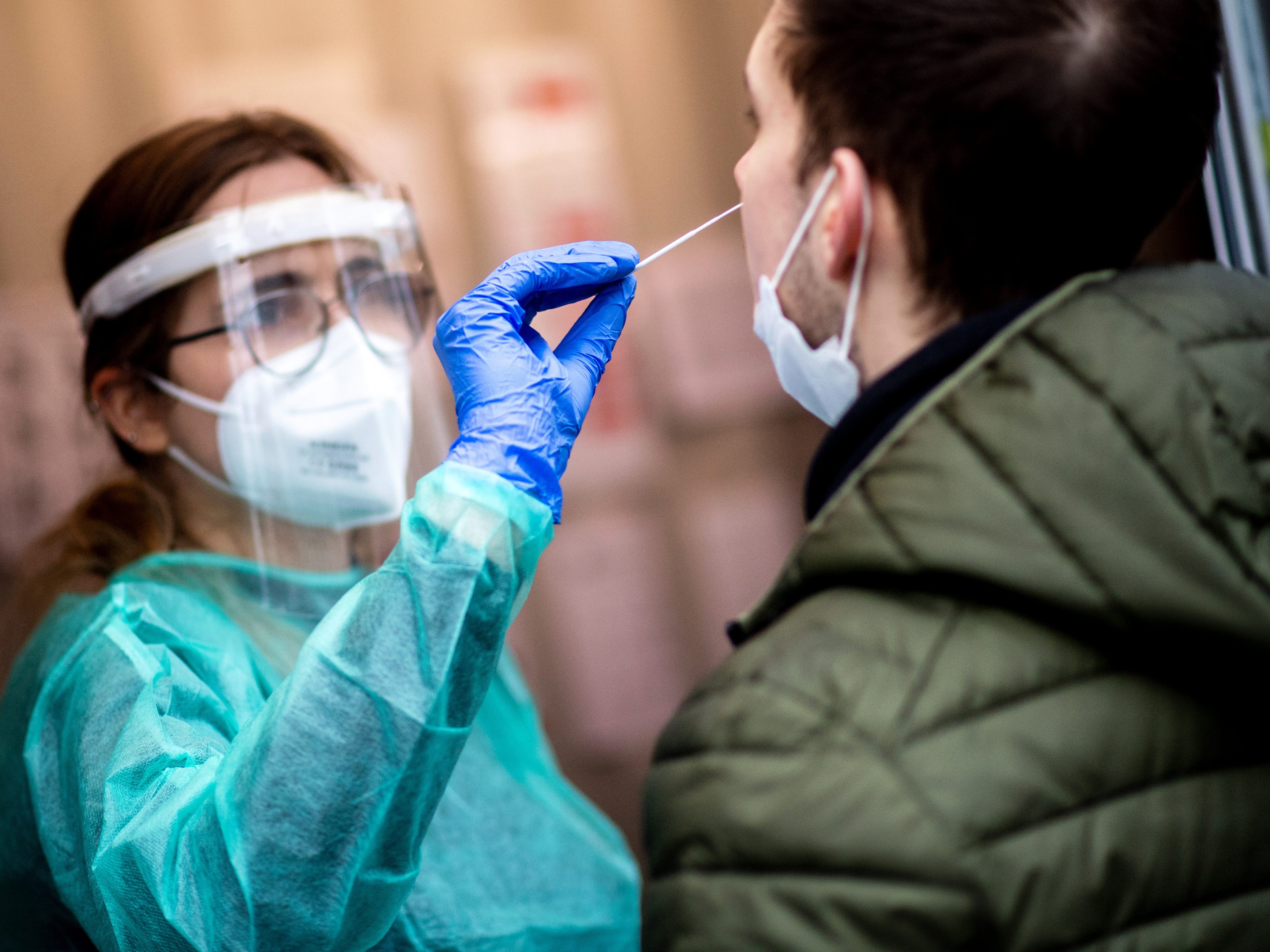 Ablehnung und Zustimmung bezüglich Reduzierung von gratis Corona-Tests.