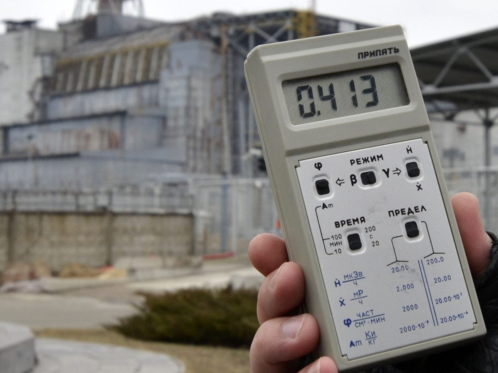 Ein Geigenzähler misst die Radioaktivität vor dem ehemaligen Atomkraftwerk Tschernobyl in der Ukraine. Ein Geigenzähler misst die Radioaktivität vor dem ehemaligen Atomkraftwerk Tschernobyl in der Ukraine.
