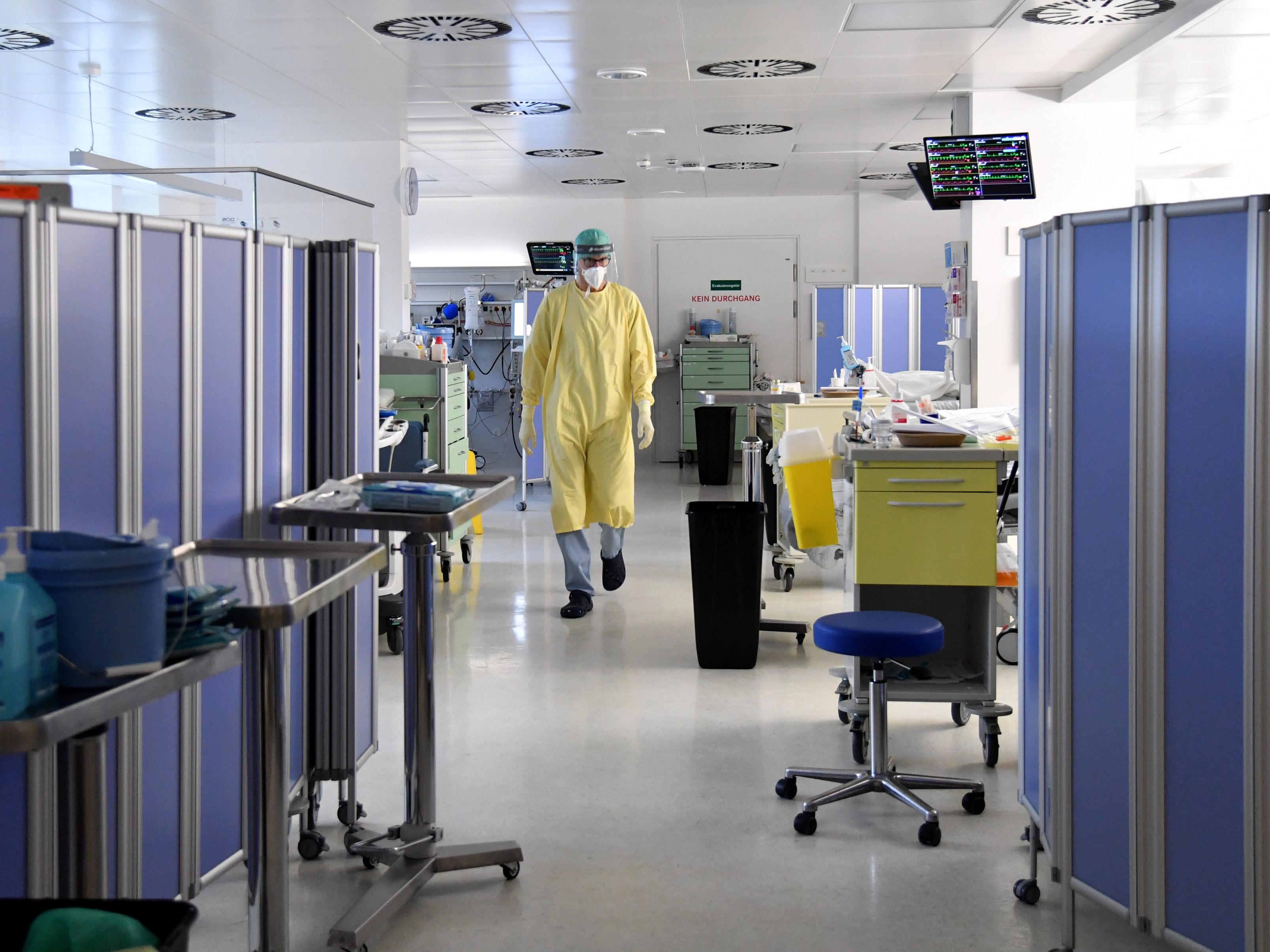 Laut Corona-Prognose soll es noch keine Entlastung bei der Spitalsbelegung mit Corona-Patienten in der kommenden Woche geben. Laut Corona-Prognose soll es noch keine Entlastung bei der Spitalsbelegung mit Corona-Patienten in der kommenden Woche geben.