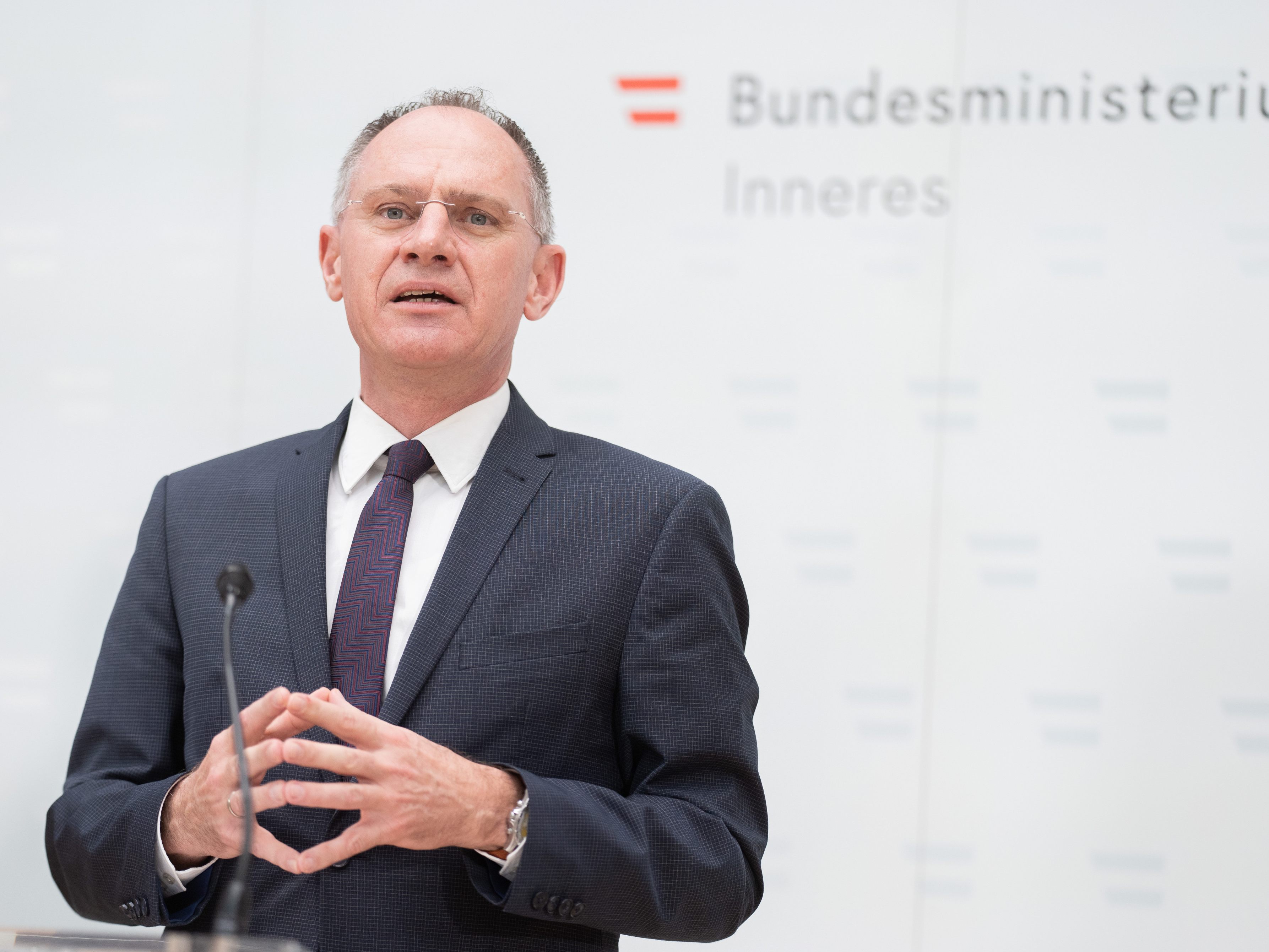 Österreich sendet drei Lkw mit Helmen und Schutzwesten in die Ukraine.