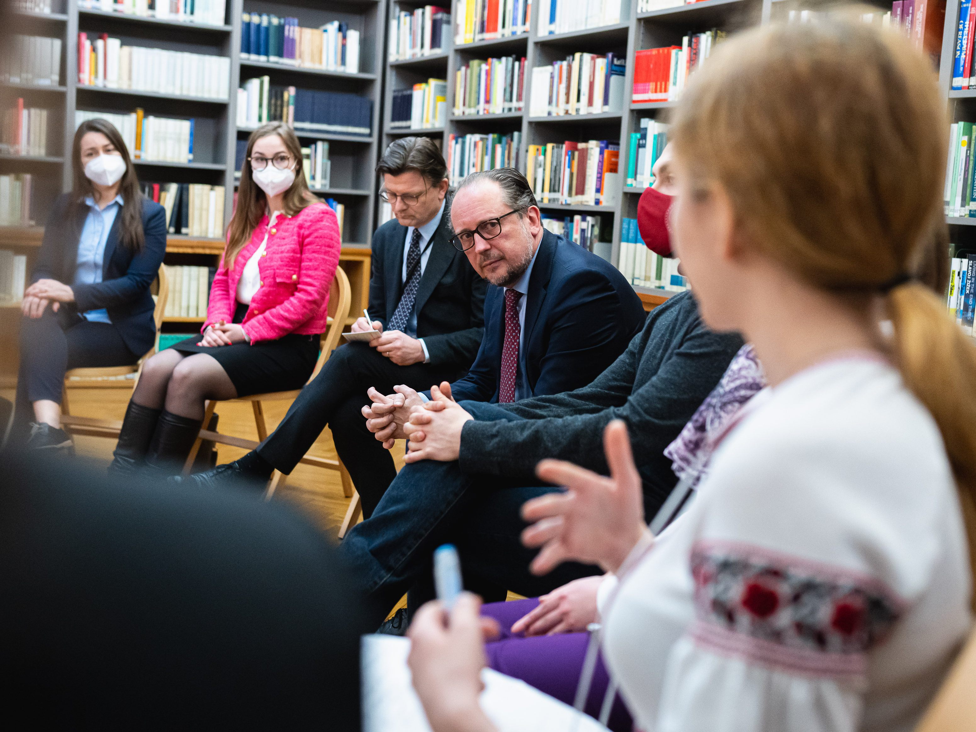 Außenminister Alexander Schallenberg (ÖVP) traf ukrainische und russische Studierende am Donnerstagabend. Außenminister Alexander Schallenberg (ÖVP) traf ukrainische und russische Studierende am Donnerstagabend.