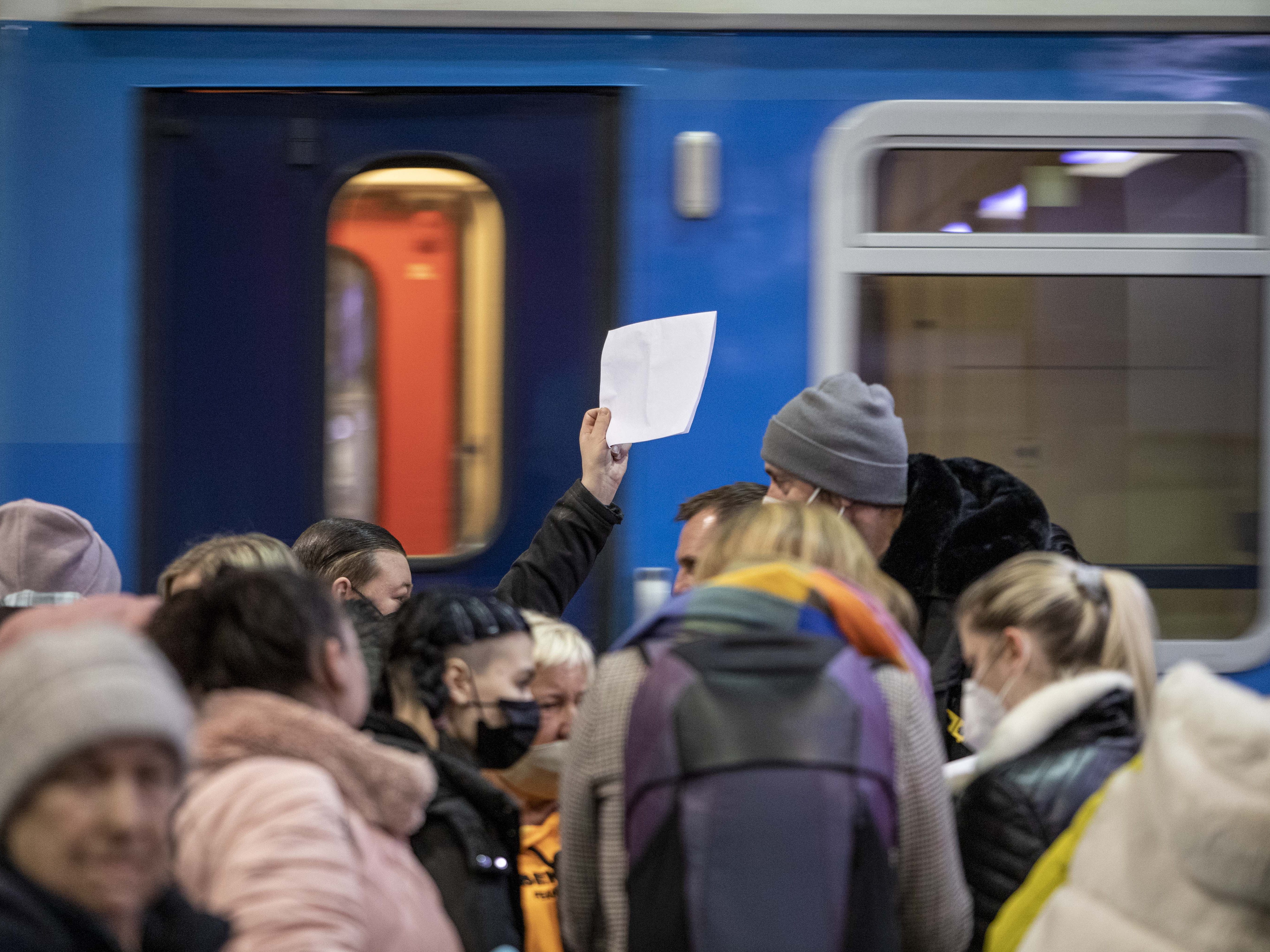 Zahlreiche Züge mit Ukraine-Flüchtlingen erreichen täglich den Hauptbahnhof in Wien. Zahlreiche Züge mit Ukraine-Flüchtlingen erreichen täglich den Hauptbahnhof in Wien.