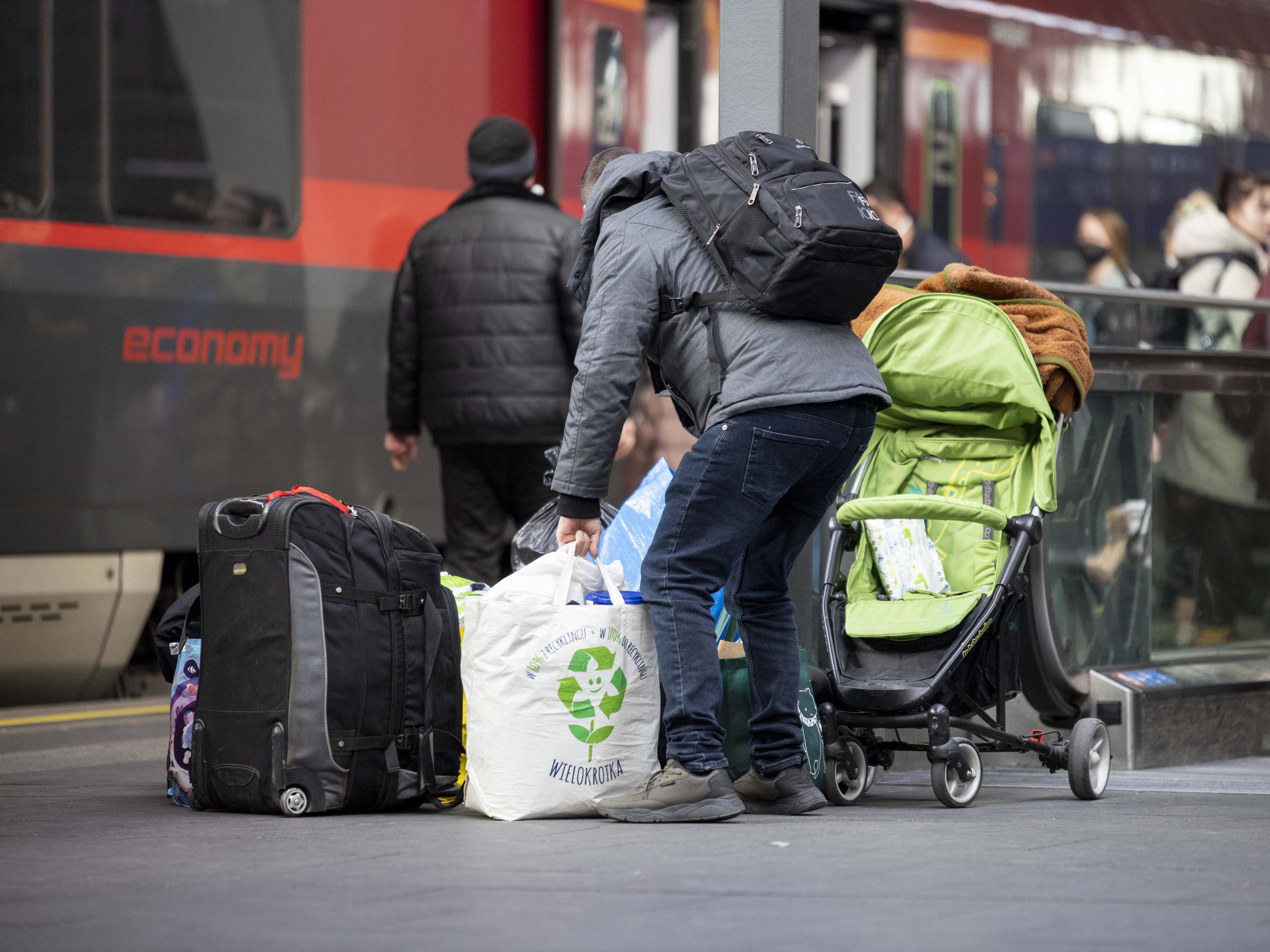 Ukraine: Der Flüchtlingsstrom nimmt am Wiener Hauptbahnhof spürbar zu. Ukraine: Der Flüchtlingsstrom nimmt am Wiener Hauptbahnhof spürbar zu.