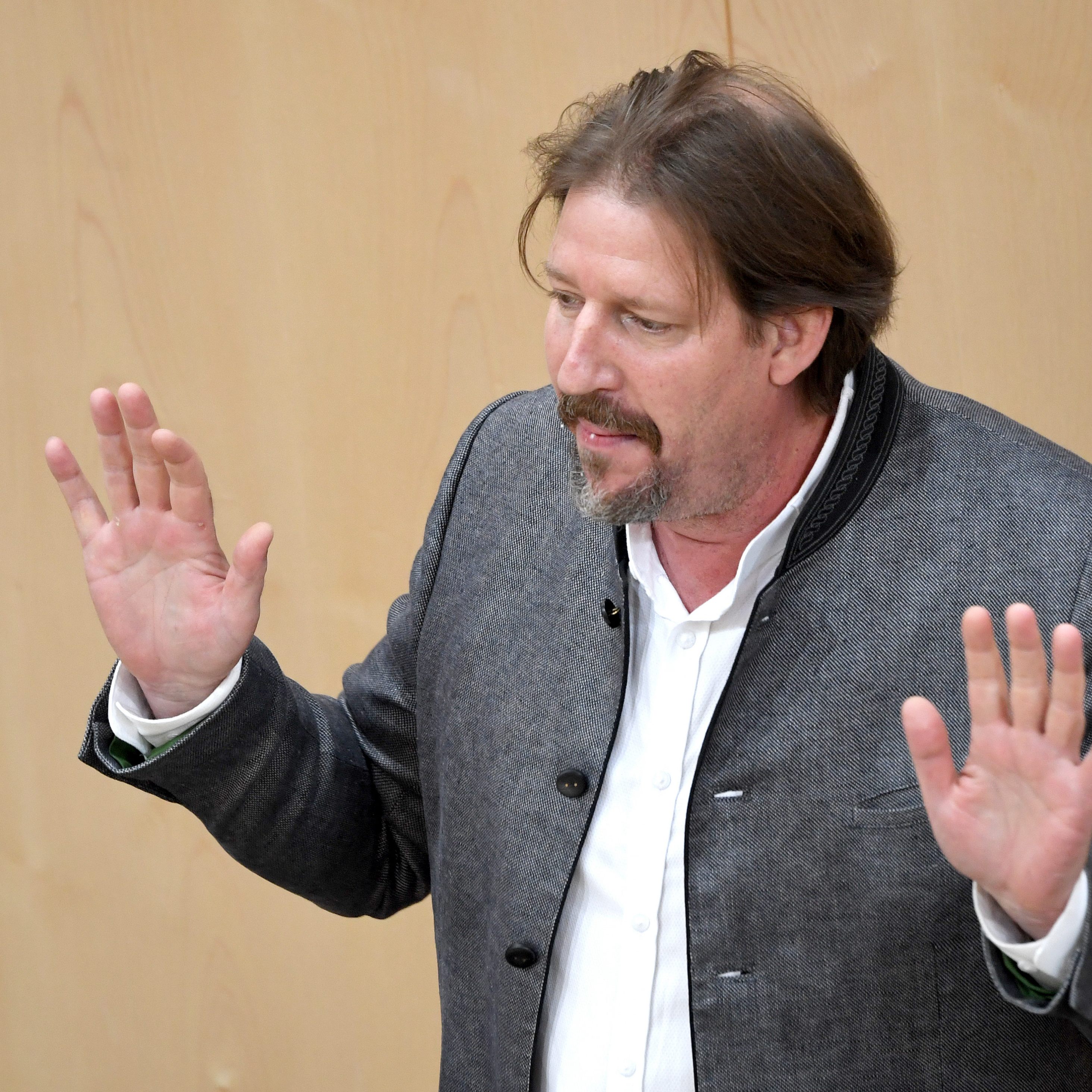 MEP Thomas Waitz (Grüne) im Rahmen einer Sitzung des Nationalrates im Parlamentsausweichquartier in der Hofburg in Wien.