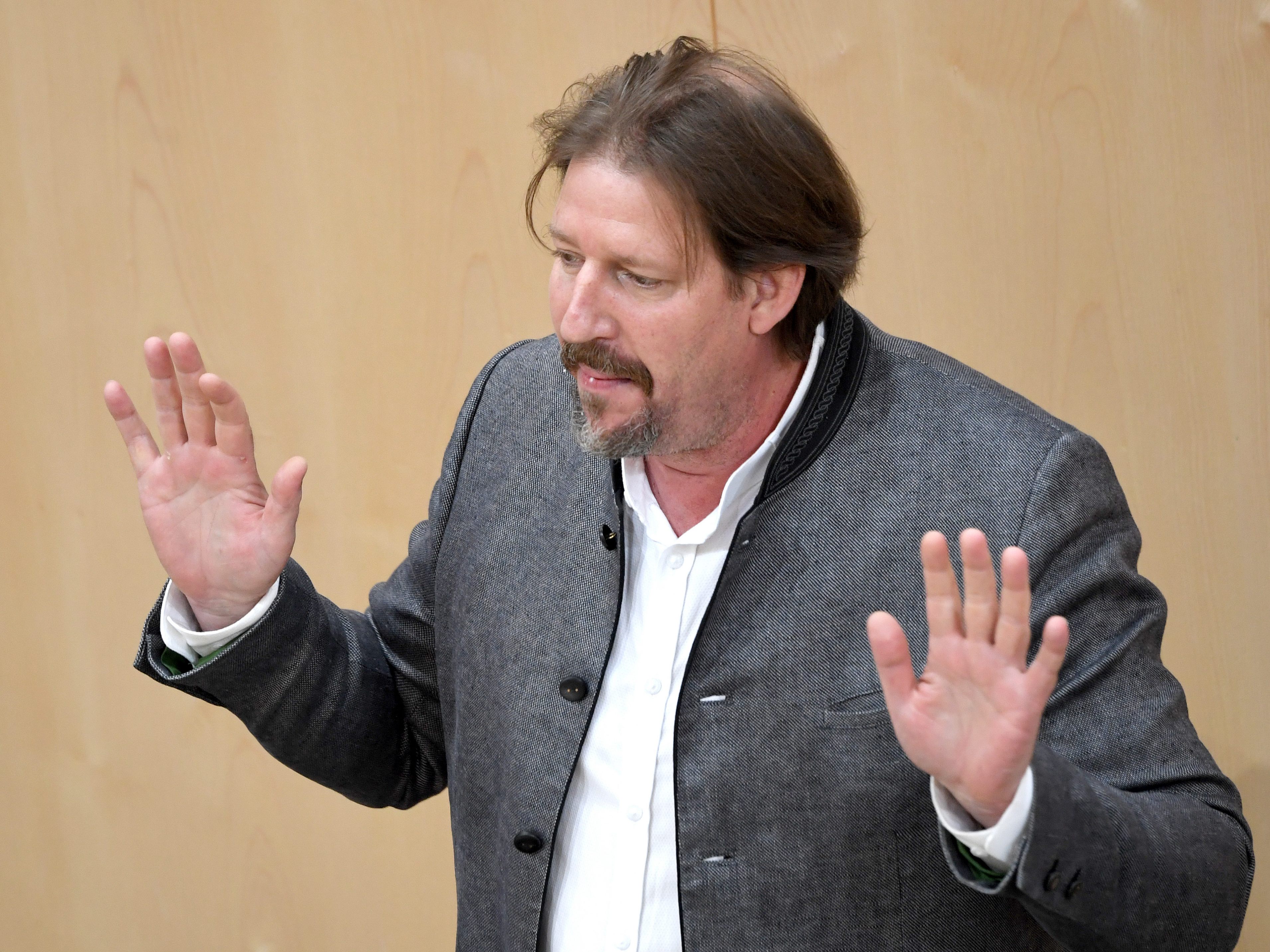 MEP Thomas Waitz (Grüne) im Rahmen einer Sitzung des Nationalrates im Parlamentsausweichquartier in der Hofburg in Wien.