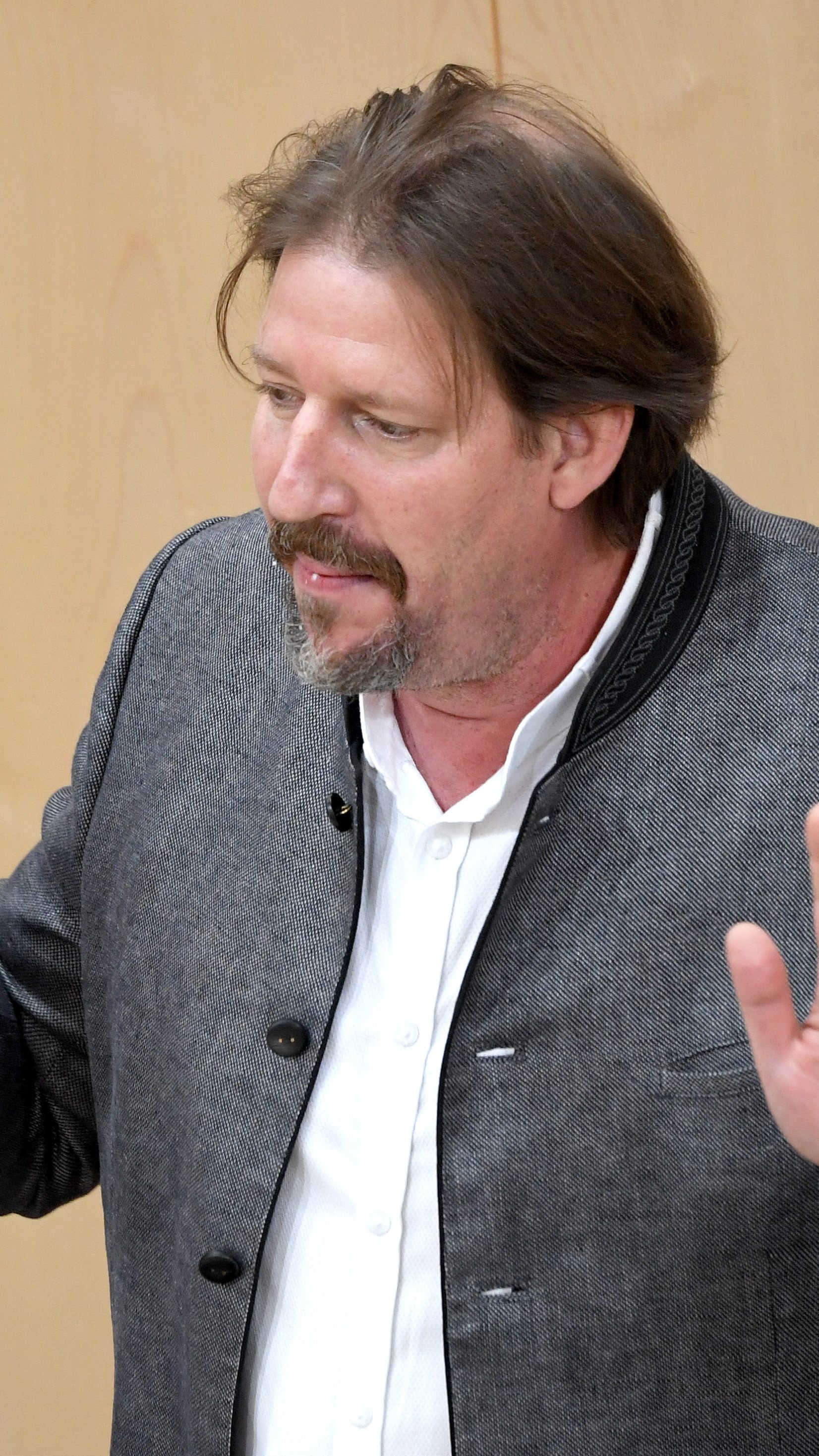 MEP Thomas Waitz (Grüne) im Rahmen einer Sitzung des Nationalrates im Parlamentsausweichquartier in der Hofburg in Wien.