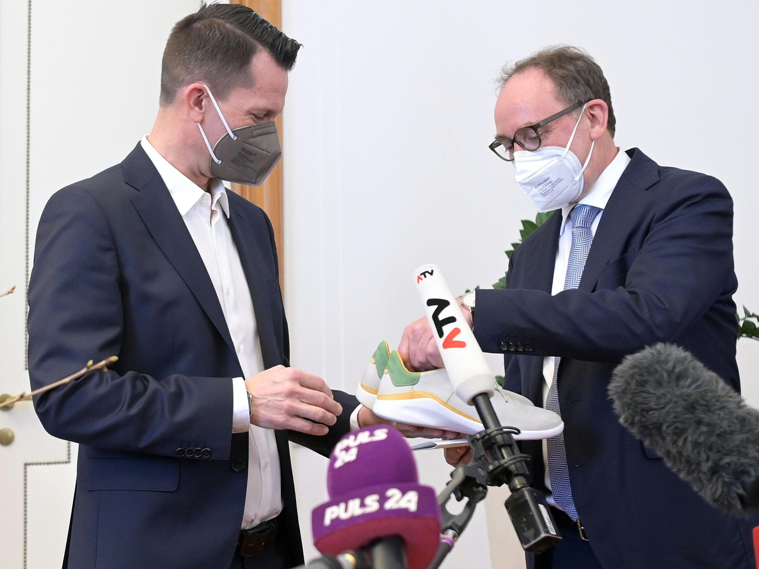 Weiße Laufschuh als Antrittsgeschenk