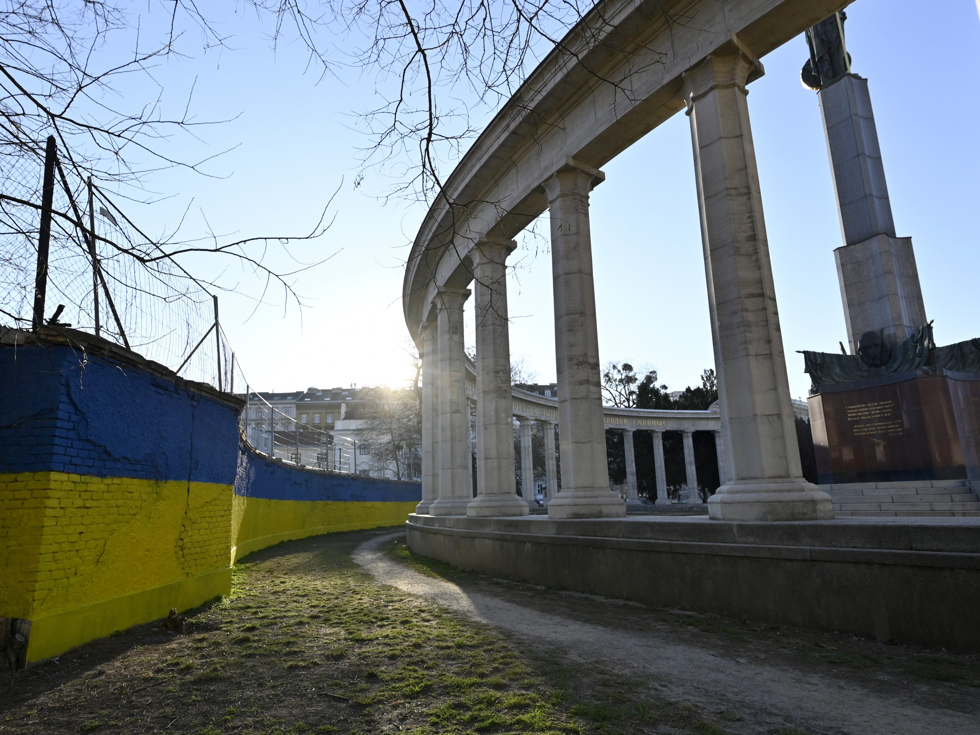 Die ukrainischen Farben wurden auf eine Mauer am Wiener Schwarzenbergplatz gemalt.