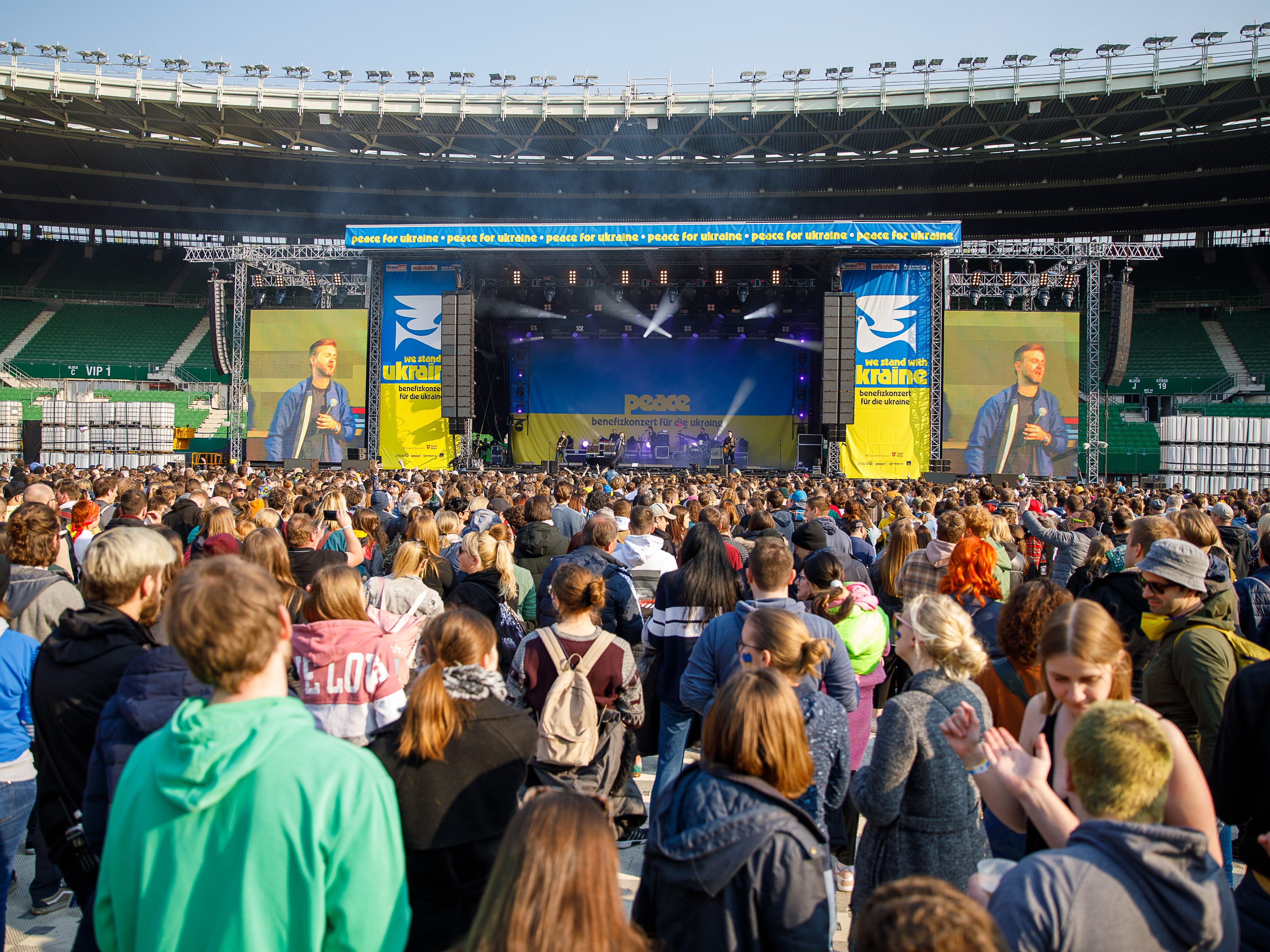 Nach dem Ukraine-Benefizkonzert im Wiener Ernst-Happel-Stadion soll am Sonntag ein Konzert am Heldenplatz folgen. Nach dem Ukraine-Benefizkonzert im Wiener Ernst-Happel-Stadion soll am Sonntag ein Konzert am Heldenplatz folgen.