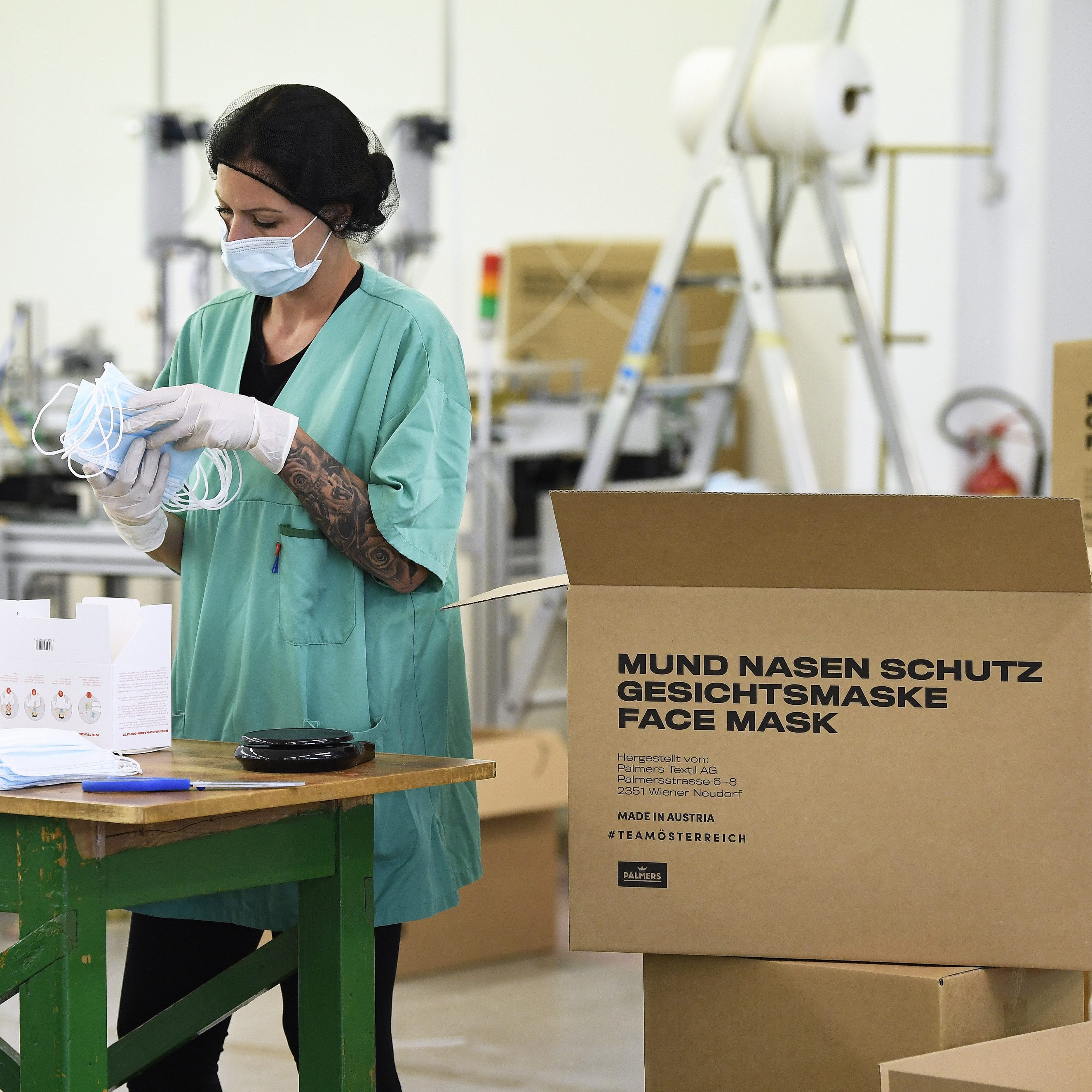 Eine Hygiene Austria Mitarbeiterin vor dem Skandal um das Unternehmen.