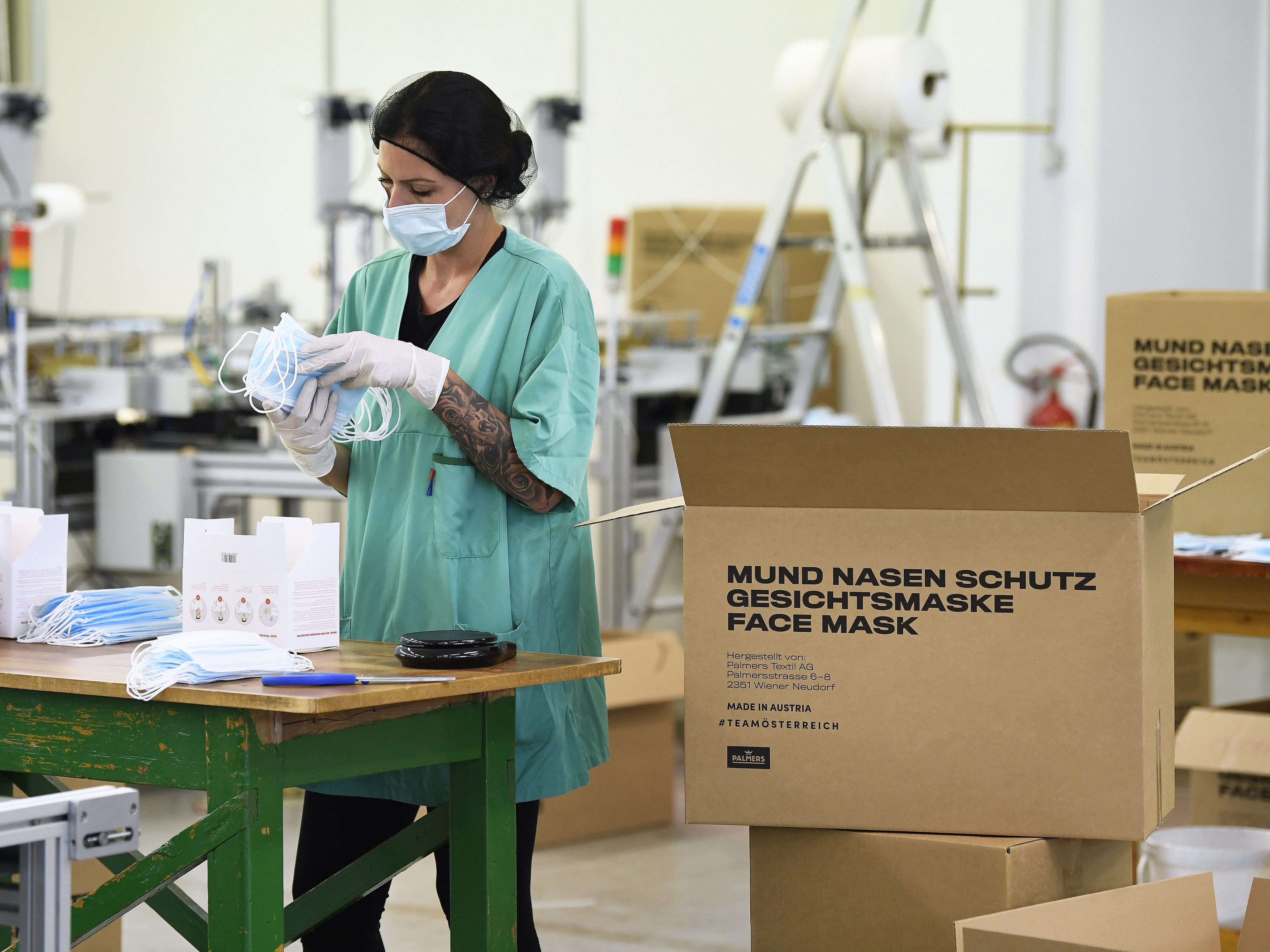 Eine Hygiene Austria Mitarbeiterin vor dem Skandal um das Unternehmen. Eine Hygiene Austria Mitarbeiterin vor dem Skandal um das Unternehmen.