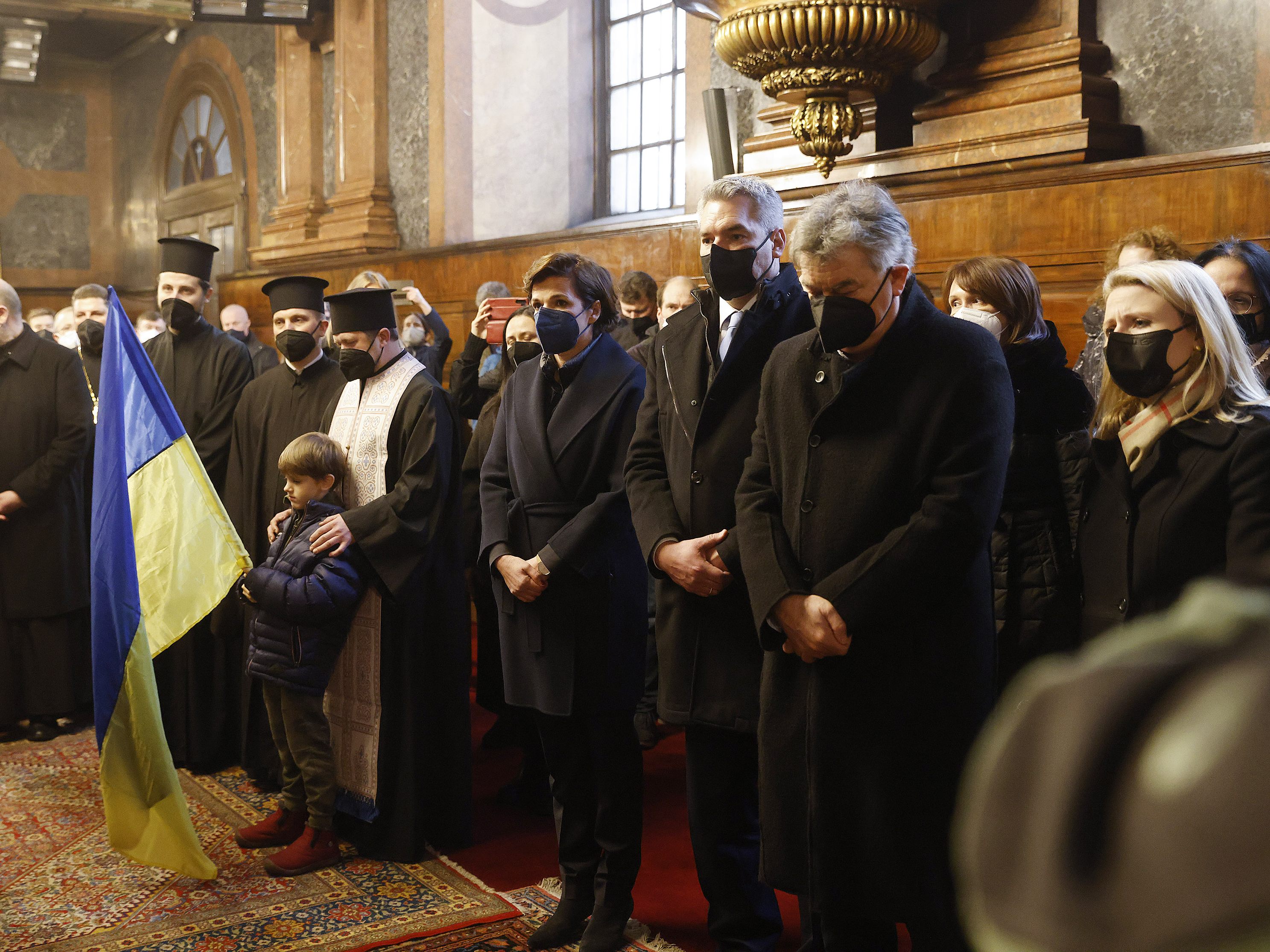 Die Bundesregierung Österreichs zeigte in der St. Barbara-Kirche ihre Solidarität mit der Ukraine. Die Bundesregierung Österreichs zeigte in der St. Barbara-Kirche ihre Solidarität mit der Ukraine.