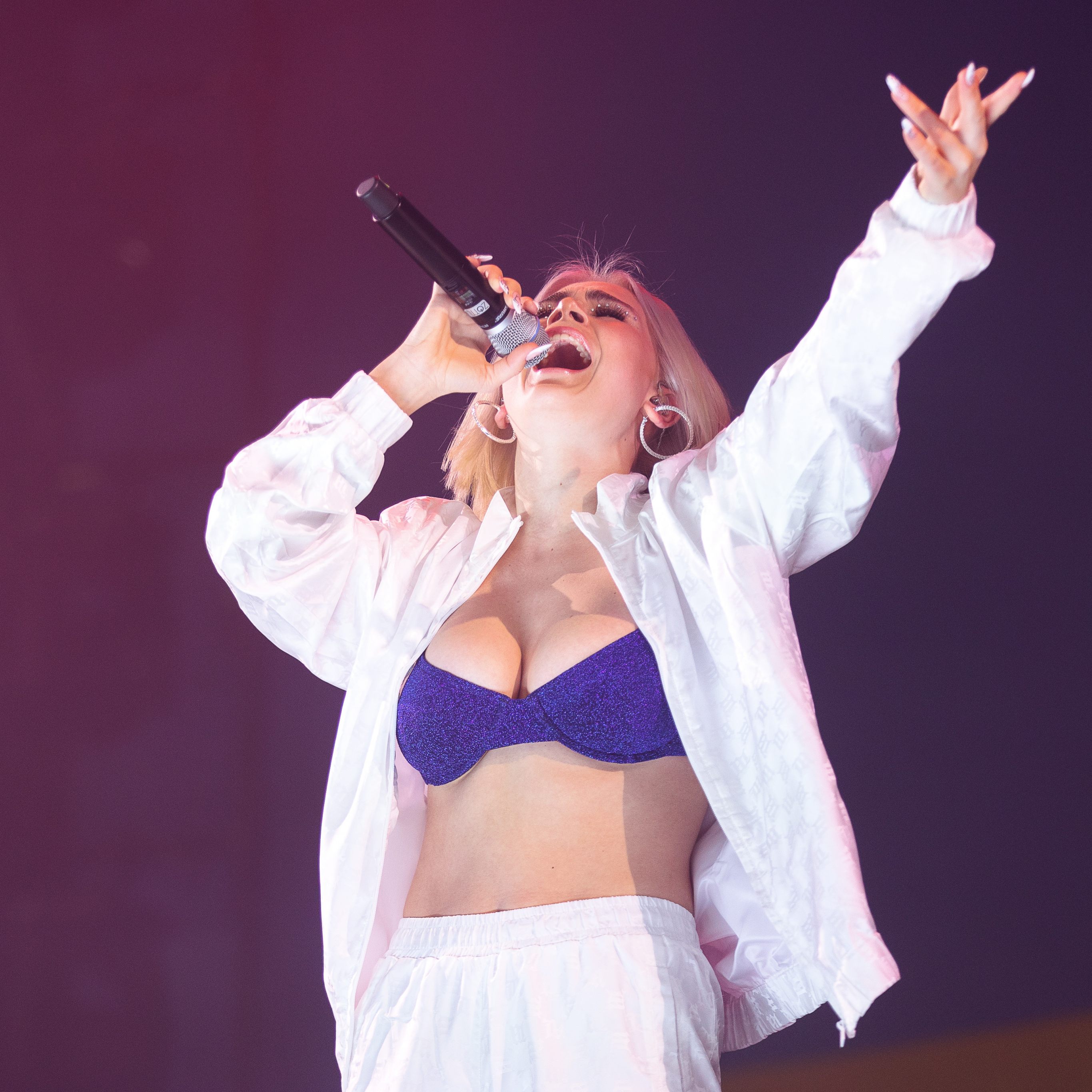 Mathea erschien im dunkelblauen BH auf der Bühne.