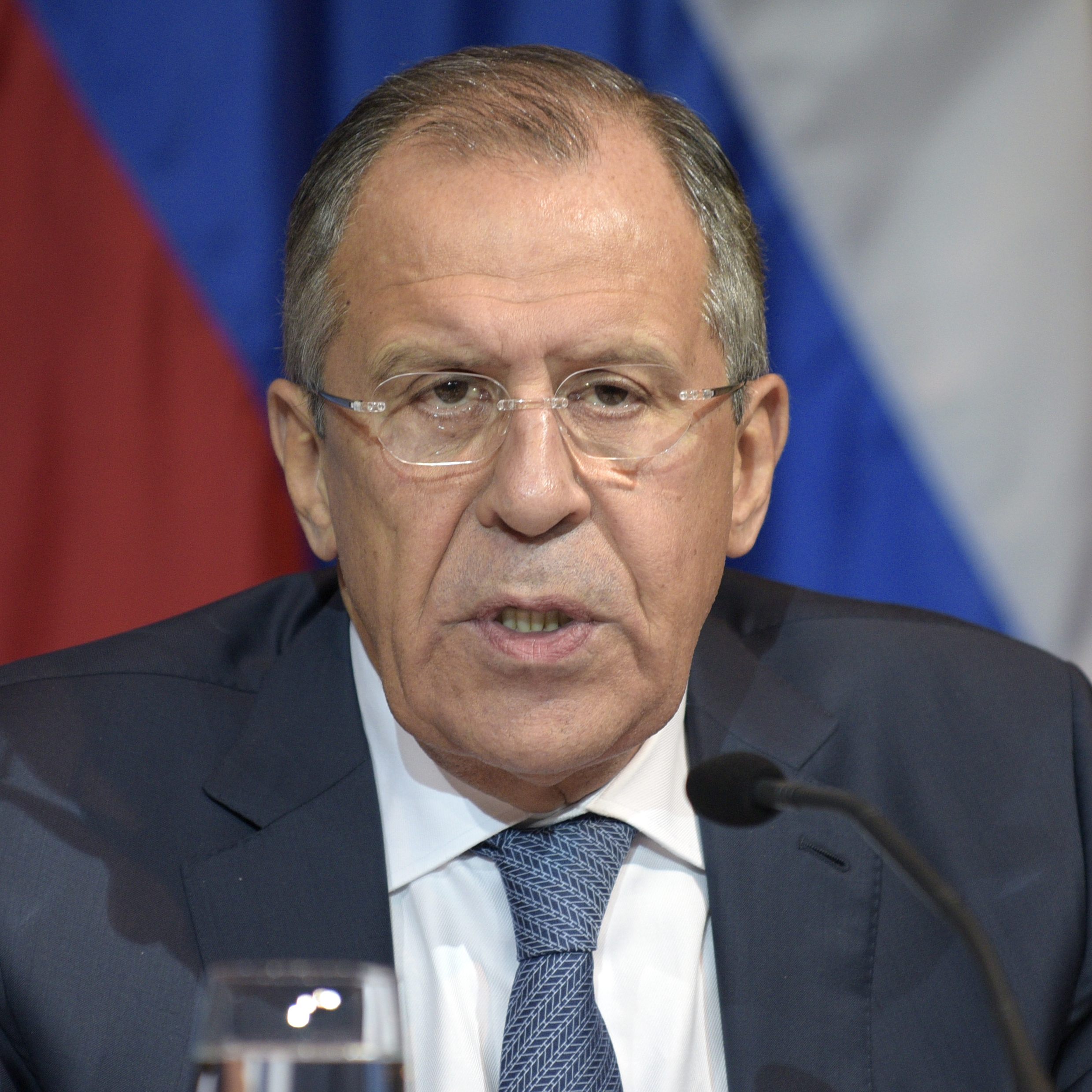 Der russische Außenminister Sergej Lawrow bezeichenete die westlichen Sanktionen gegen Russland als "totalen, hybriden Krieg" gegen Moskau.