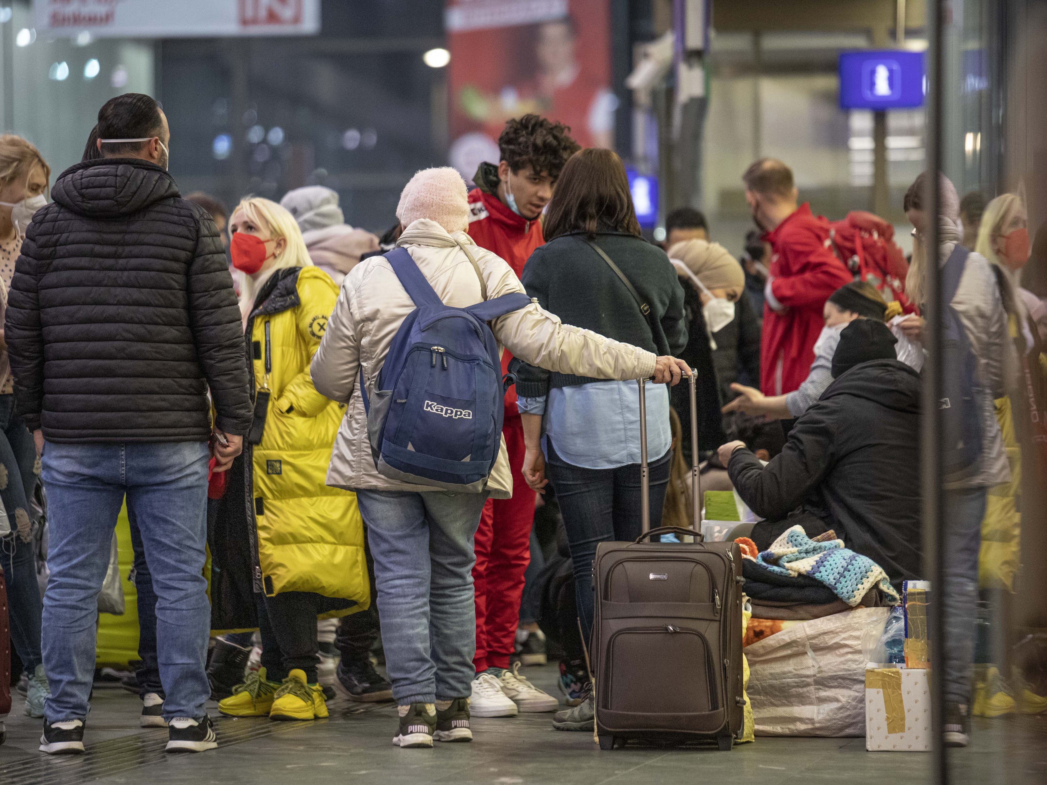 3.000 Vertriebene aus der Ukraine reisen pro Tag per Zug durch Österreich. 3.000 Vertriebene aus der Ukraine reisen pro Tag per Zug durch Österreich.