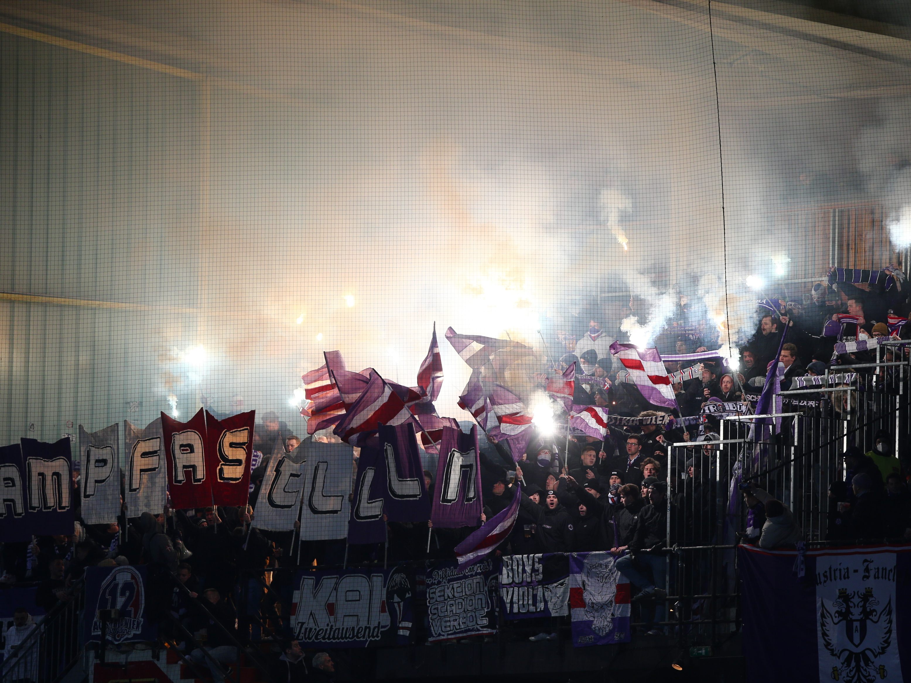 Gruppe von Austria-Fans provozierte im Admira-Stadion.