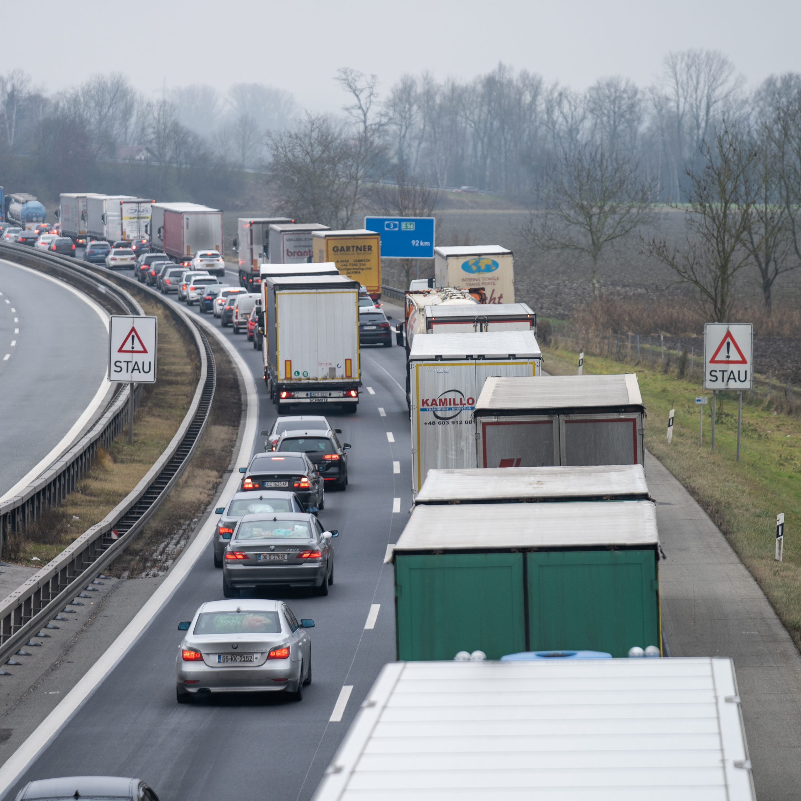 Durch den Krieg in der Ukraine könnten der Logistikbranche bald über 100.000 Lkw-Fahrer fehlen.