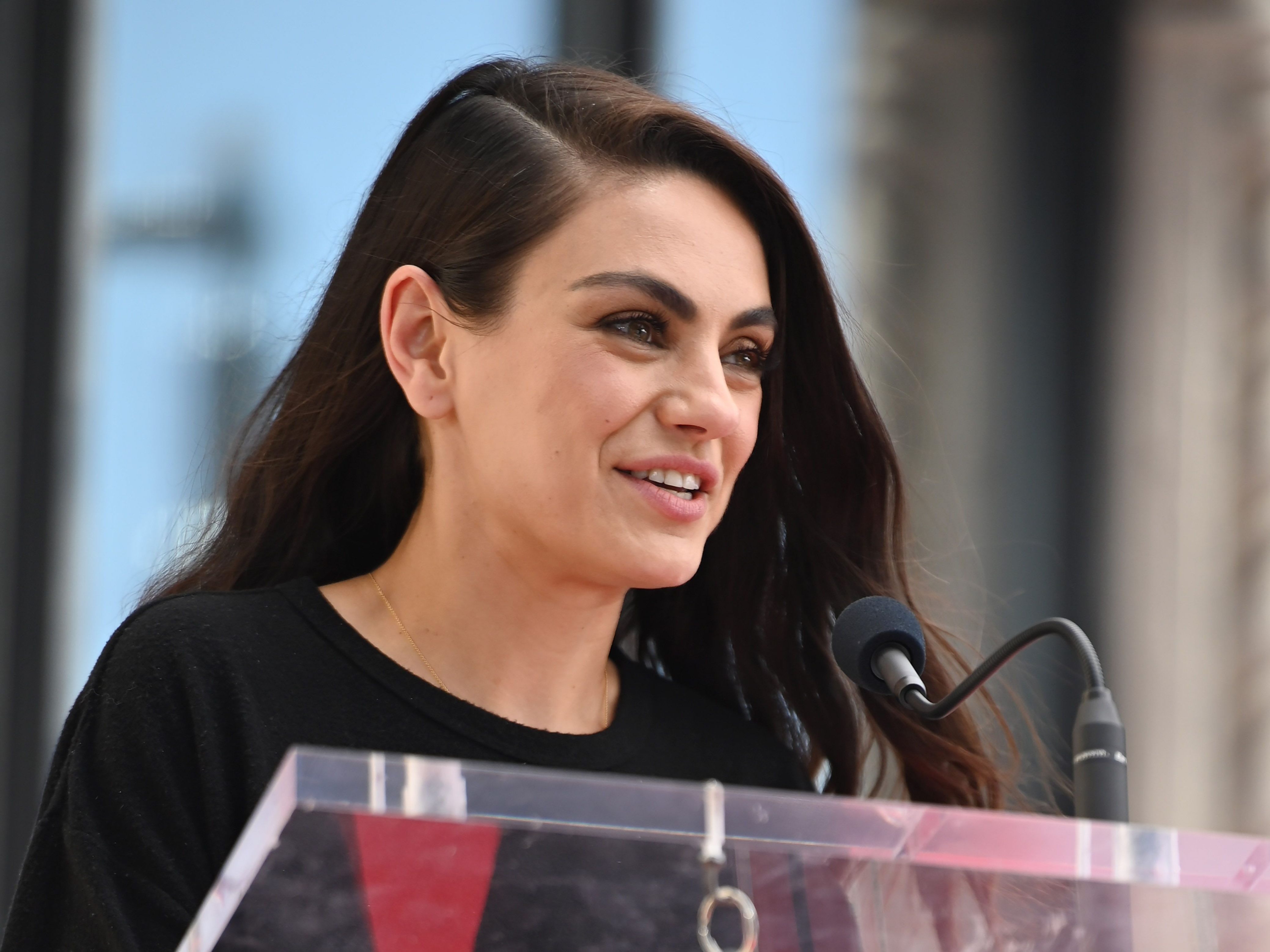 Schauspielerin Mila Kunis und ihr Mann Ashton Kutcher rufen zu Spenden für Flüchtlinge aus der Ukraine auf