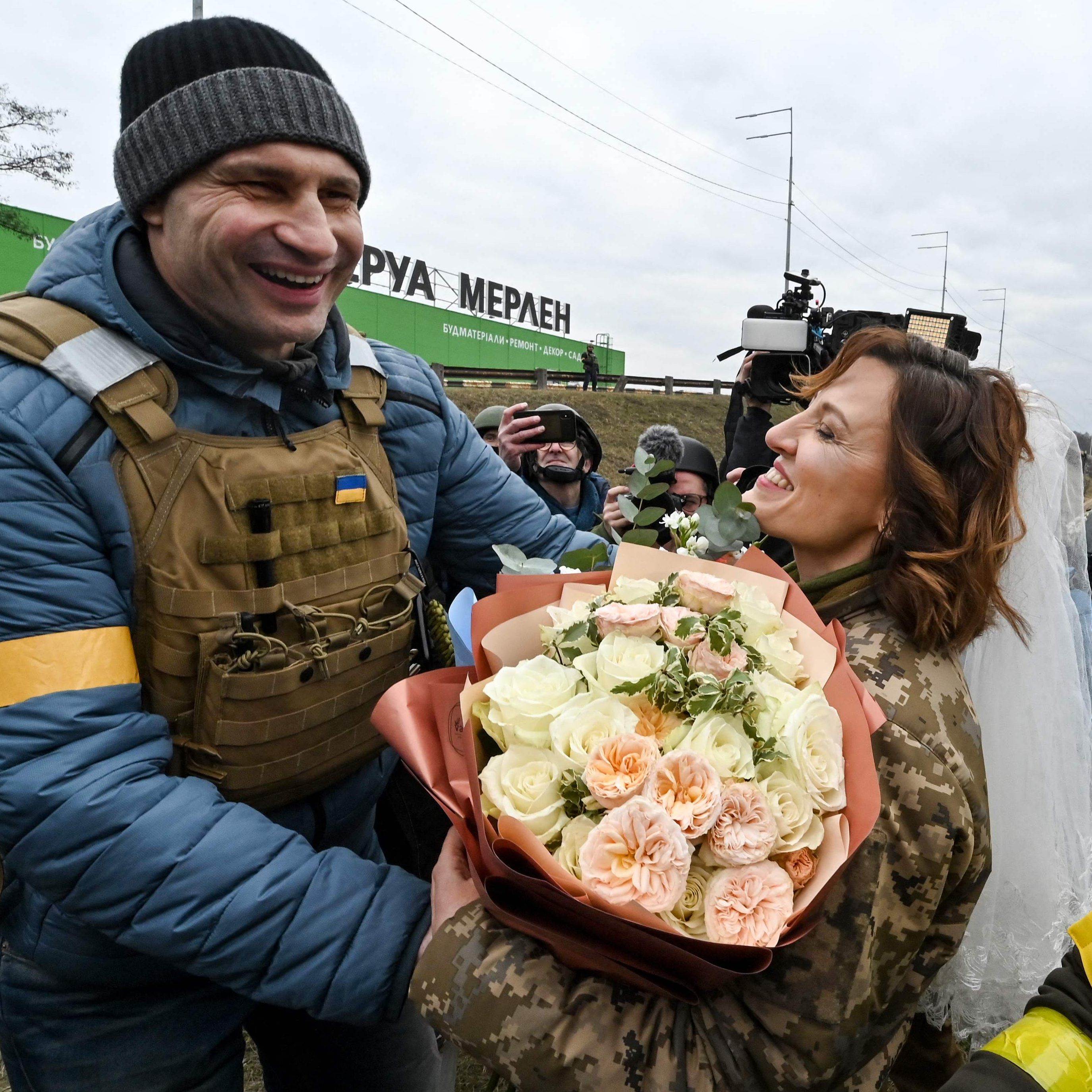 Kiews Bürgermeister Vitali Klitschko gratuliert dem Brautpaar.
