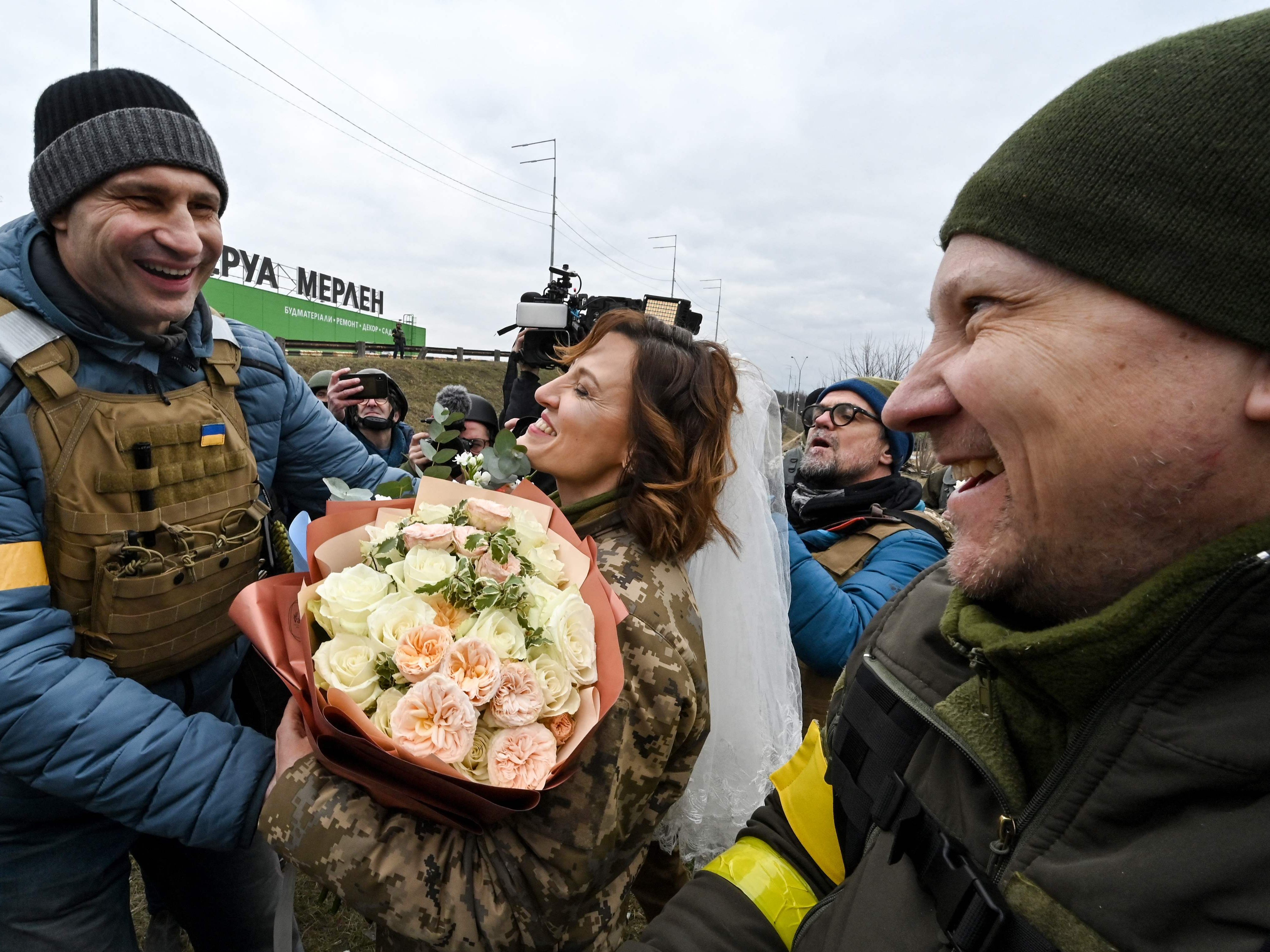Kiews Bürgermeister Vitali Klitschko gratuliert dem Brautpaar.