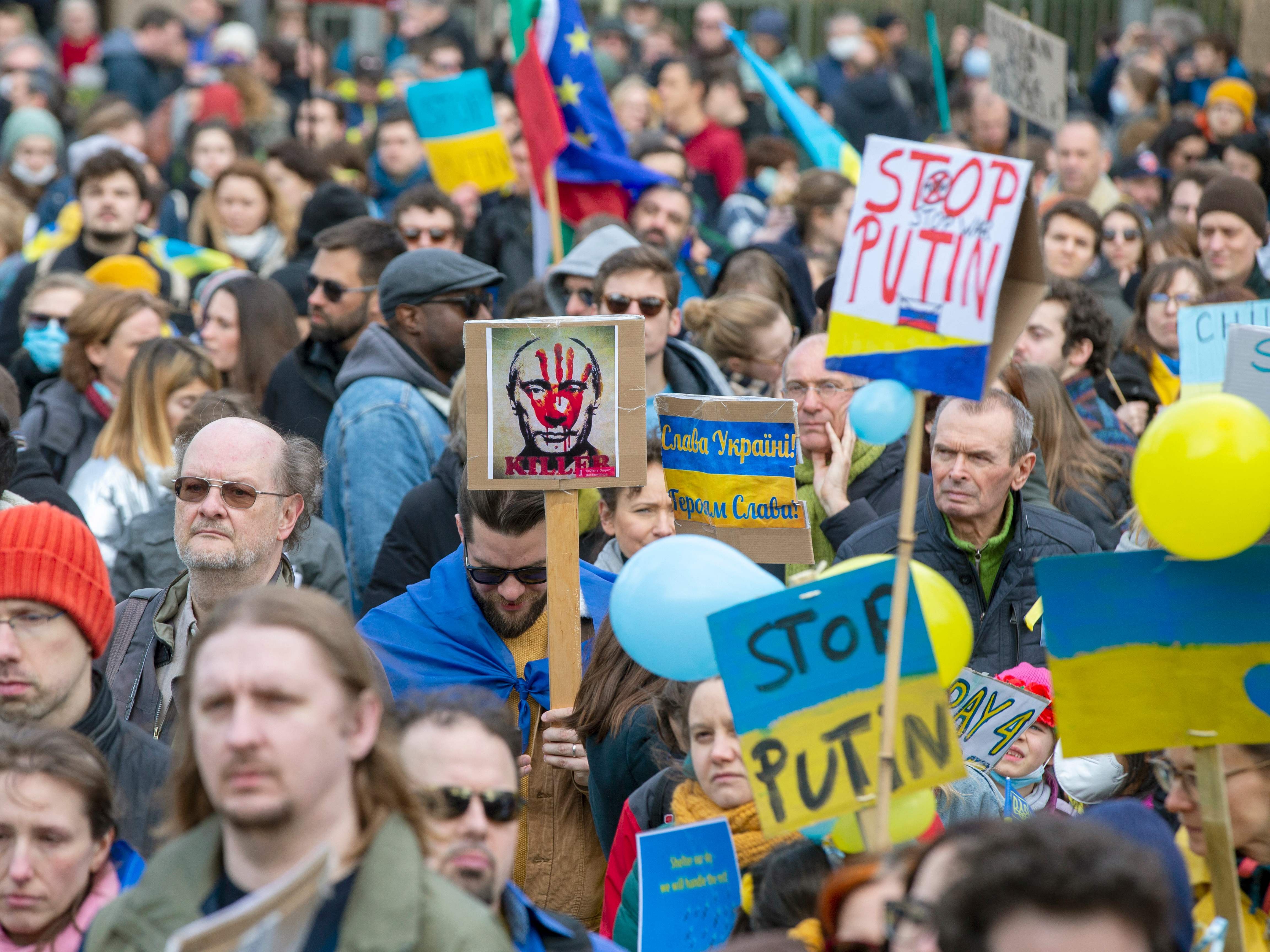 In zahlreichen Ländern wird gegen die russische Invasion in der Ukraine protestiert. In zahlreichen Ländern wird gegen die russische Invasion in der Ukraine protestiert.