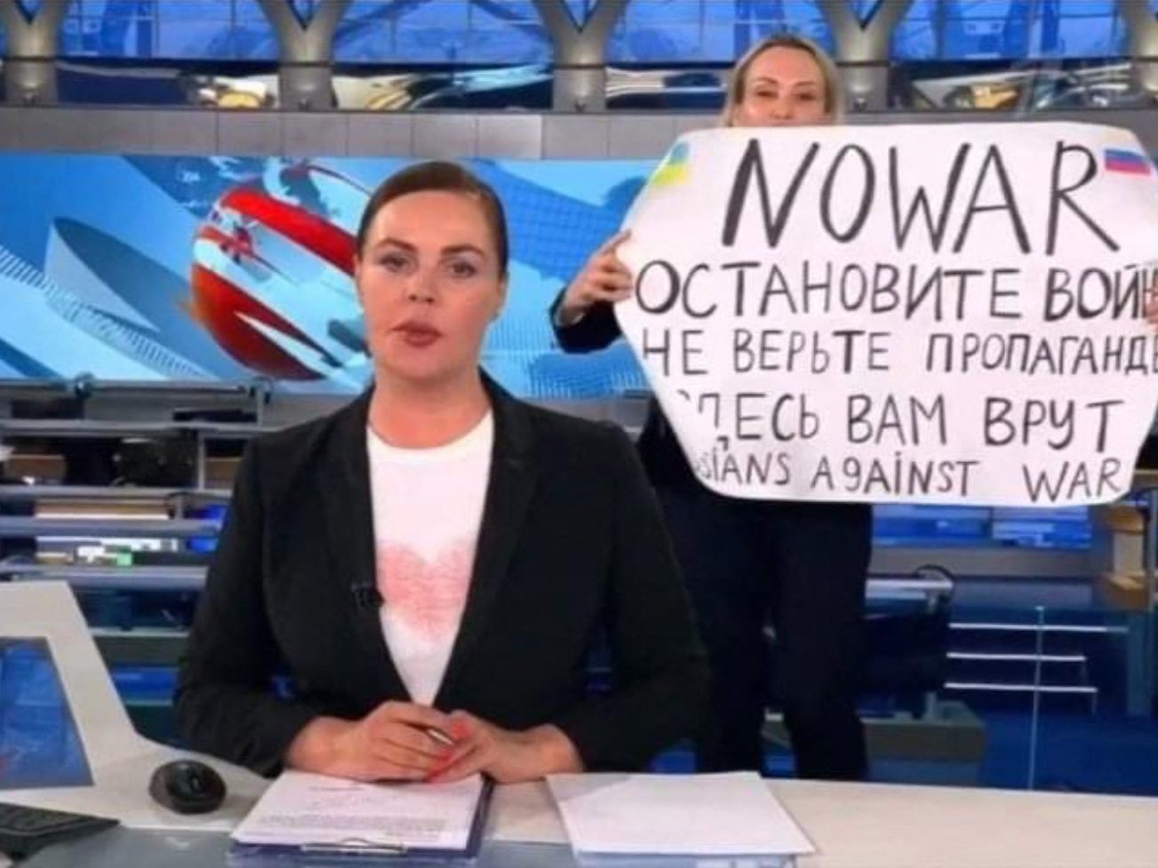 Journalistin (hier im Hintergrund) nach Protest im russischen TV verschwunden. Journalistin (hier im Hintergrund) nach Protest im russischen TV verschwunden.