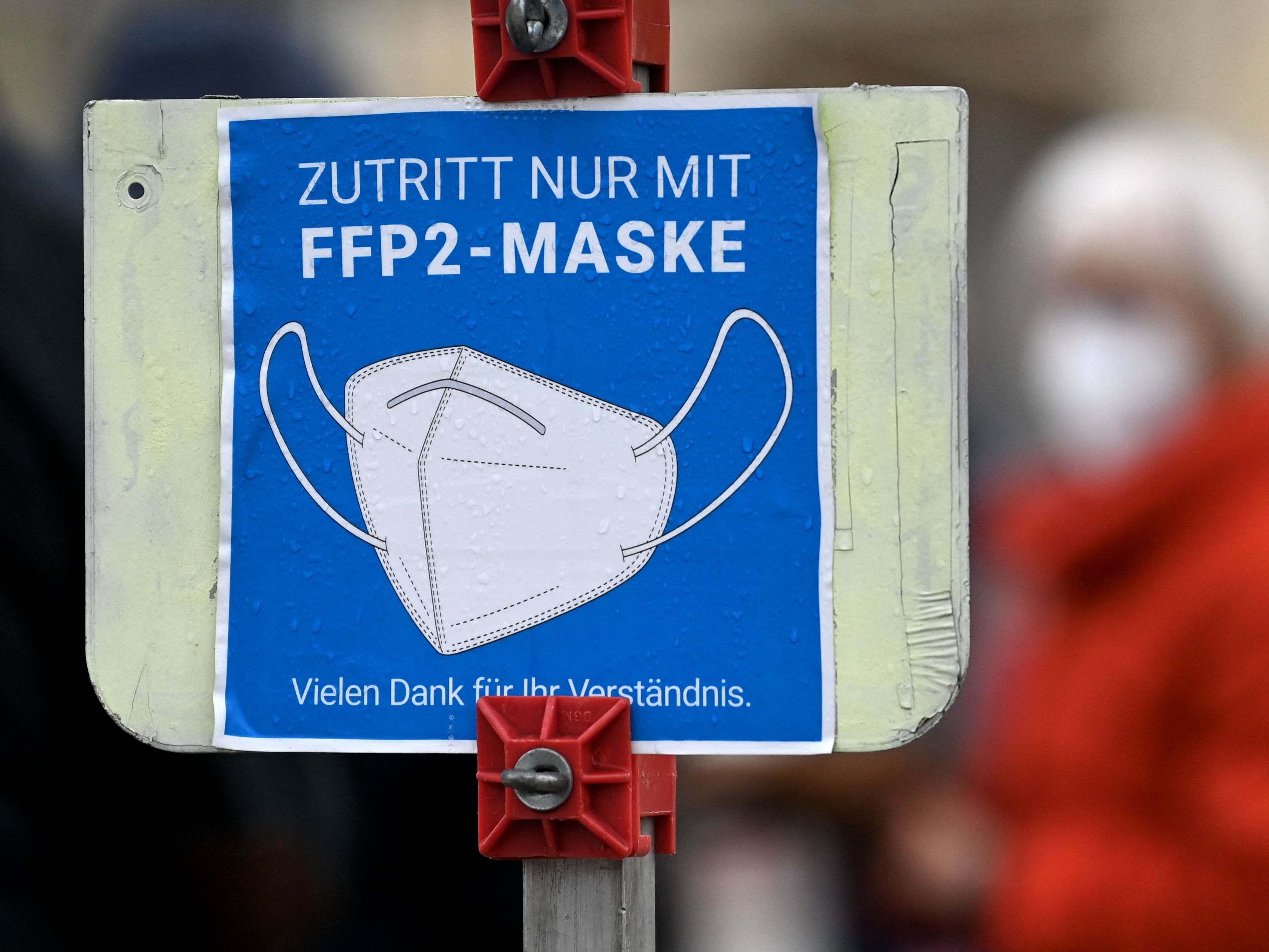 Die neue Corona-Verordnung sieht eine Maskenpflicht in allen Innenräumen vor. Die neue Corona-Verordnung sieht eine Maskenpflicht in allen Innenräumen vor.