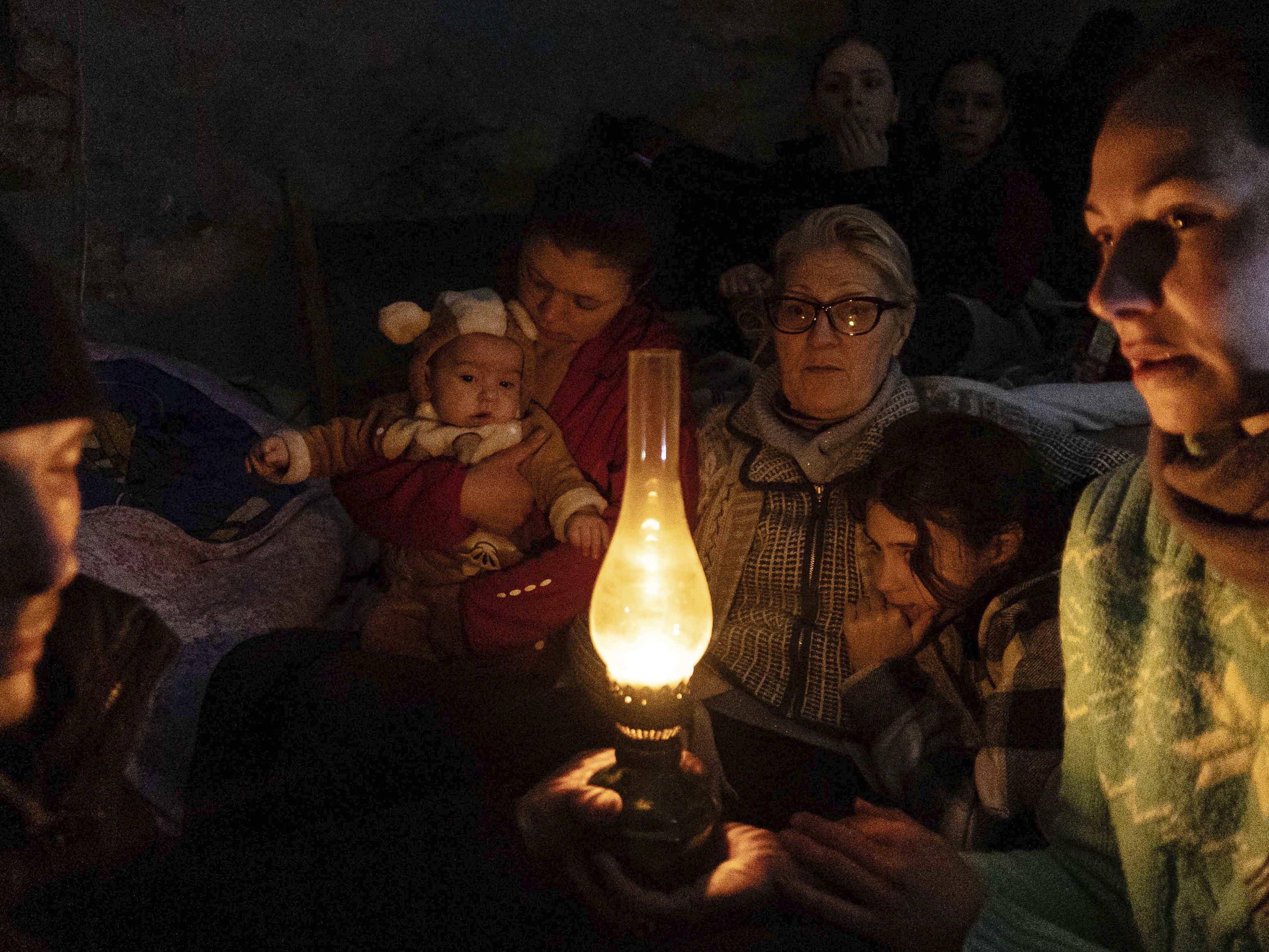 Menschen in einem Bombenkeller in der ukrainischen Stadt Mariupol. Menschen in einem Bombenkeller in der ukrainischen Stadt Mariupol.