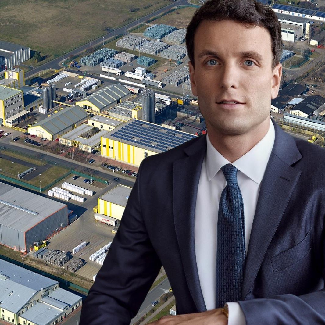 ALPLA übernimmt das Recycling-Unternehmen Texplast und das Joint Venture PET Recycling Team Wolfen. Am Standort in Bitterfeld-Wolfen werden jährlich 55.000 Tonnen PET-Flaschen verarbeitet. Im Bild ALPLA CEO Philipp Lehner.