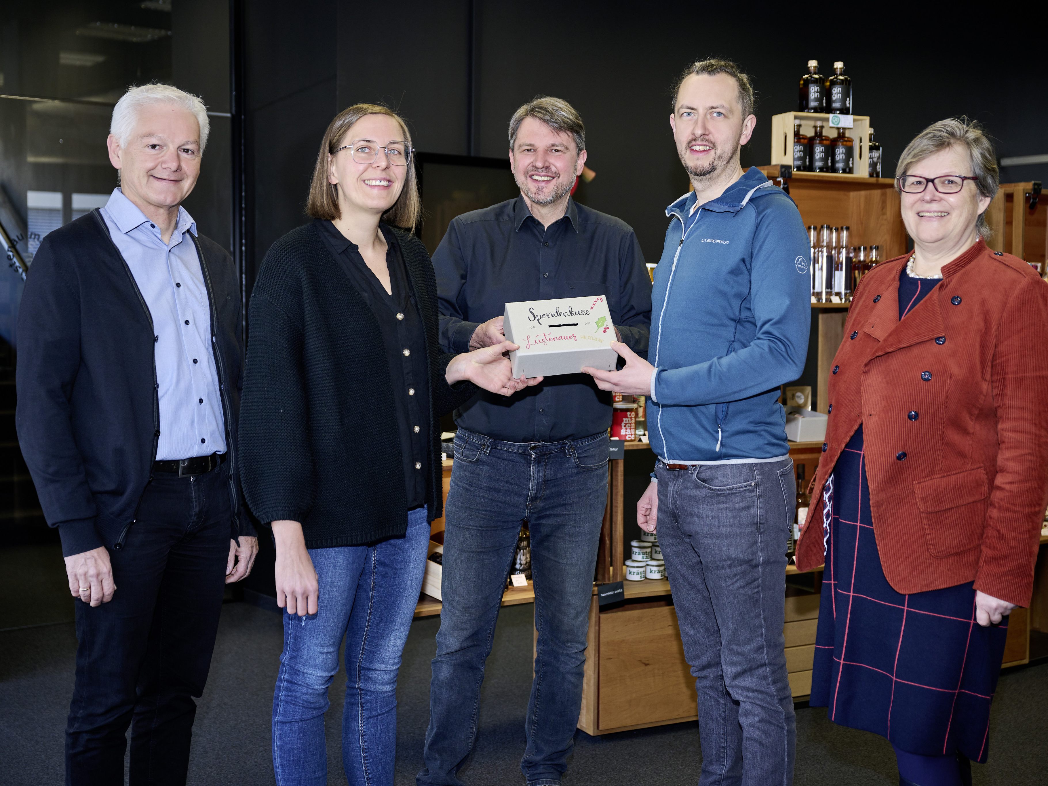 Markus Rusch (Verwalter des Hilfsfonds), Patricia Almer (Shopleitung BOTTA), Bürgermeister Kurt Fischer, Dominik Ricker (NICK naturals), Susanne Andexlinger (Sozialgemeinderätin Lustenau). Markus Rusch (Verwalter des Hilfsfonds), Patricia Almer (Shopleitung BOTTA), Bürgermeister Kurt Fischer, Dominik Ricker (NICK naturals), Susanne Andexlinger (Sozialgemeinderätin Lustenau).