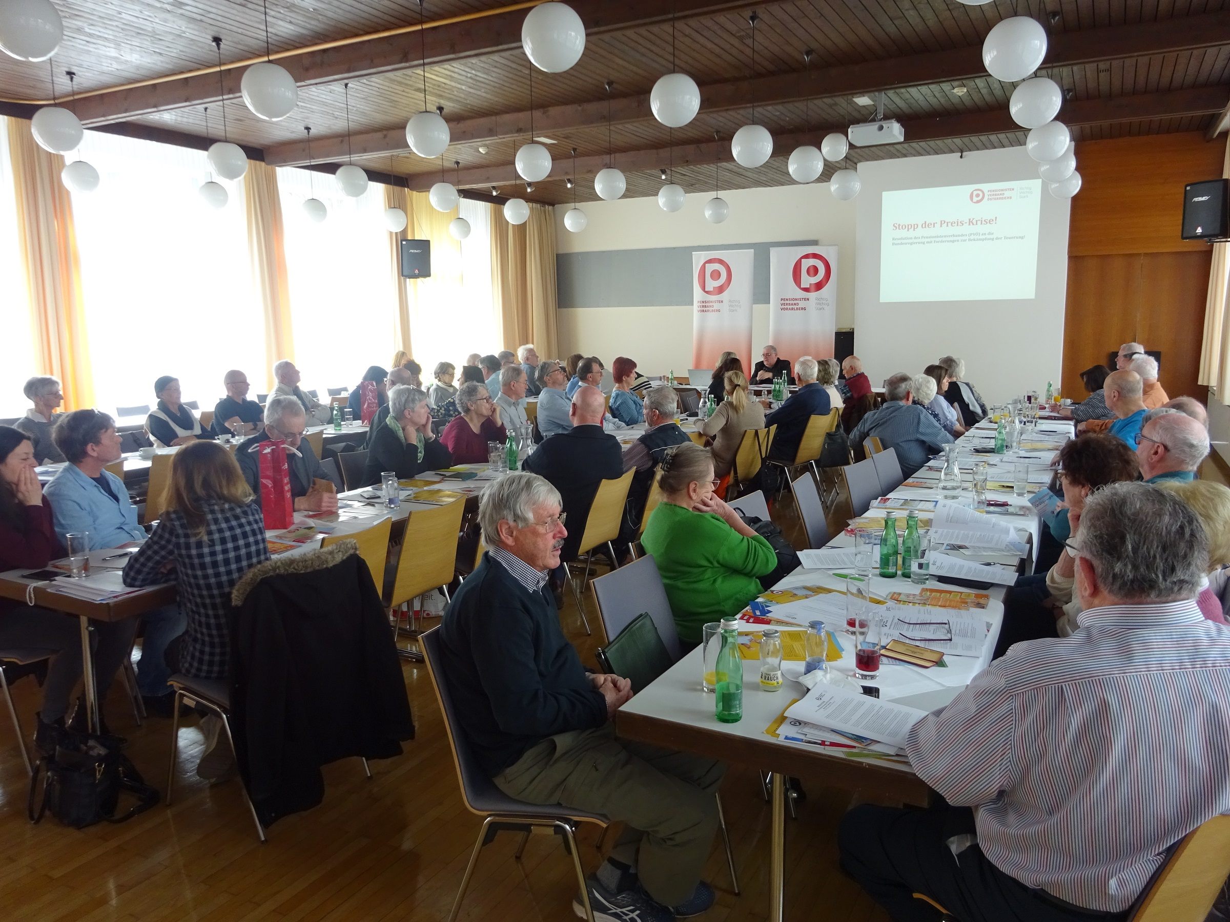 Intensive Diskussionen führten zu einem 12-Punkte-Plan gegen die Teuerung, der auch der Politik zur Verfügung gestellt wurde. Intensive Diskussionen führten zu einem 12-Punkte-Plan gegen die Teuerung, der auch der Politik zur Verfügung gestellt wurde.