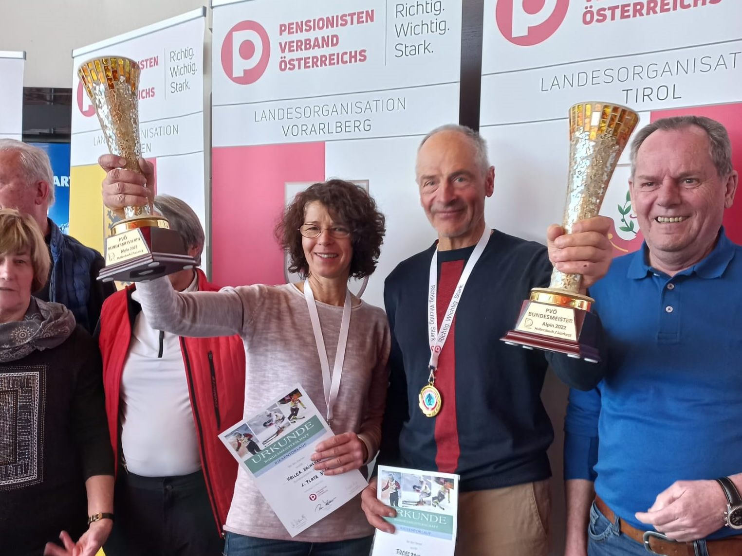 Reingard Haller stemmte voller Freude den PVÖ-Meisterpokal in die Höhe.