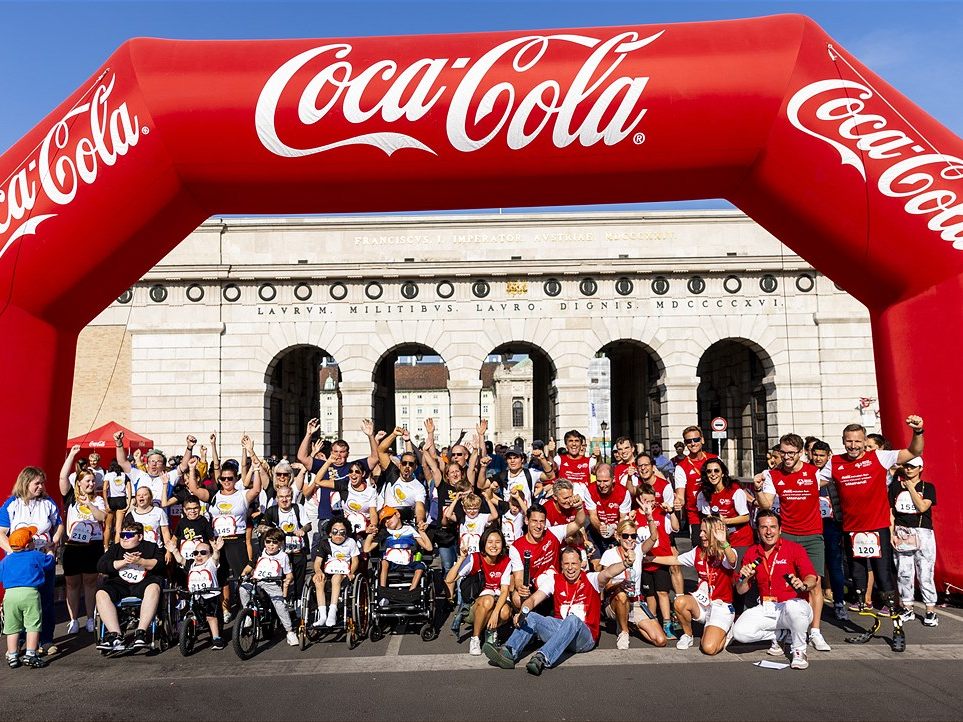 Die Partner des Coca-Cola Inclusion Runs: Wolfgang Kontrad (VCM); Peter Ritter (Special Olympics), Petra Burger (Coca-Cola Österreich), Lottoschweinchen, Clemens de Fenoyl (Coca-Cola).