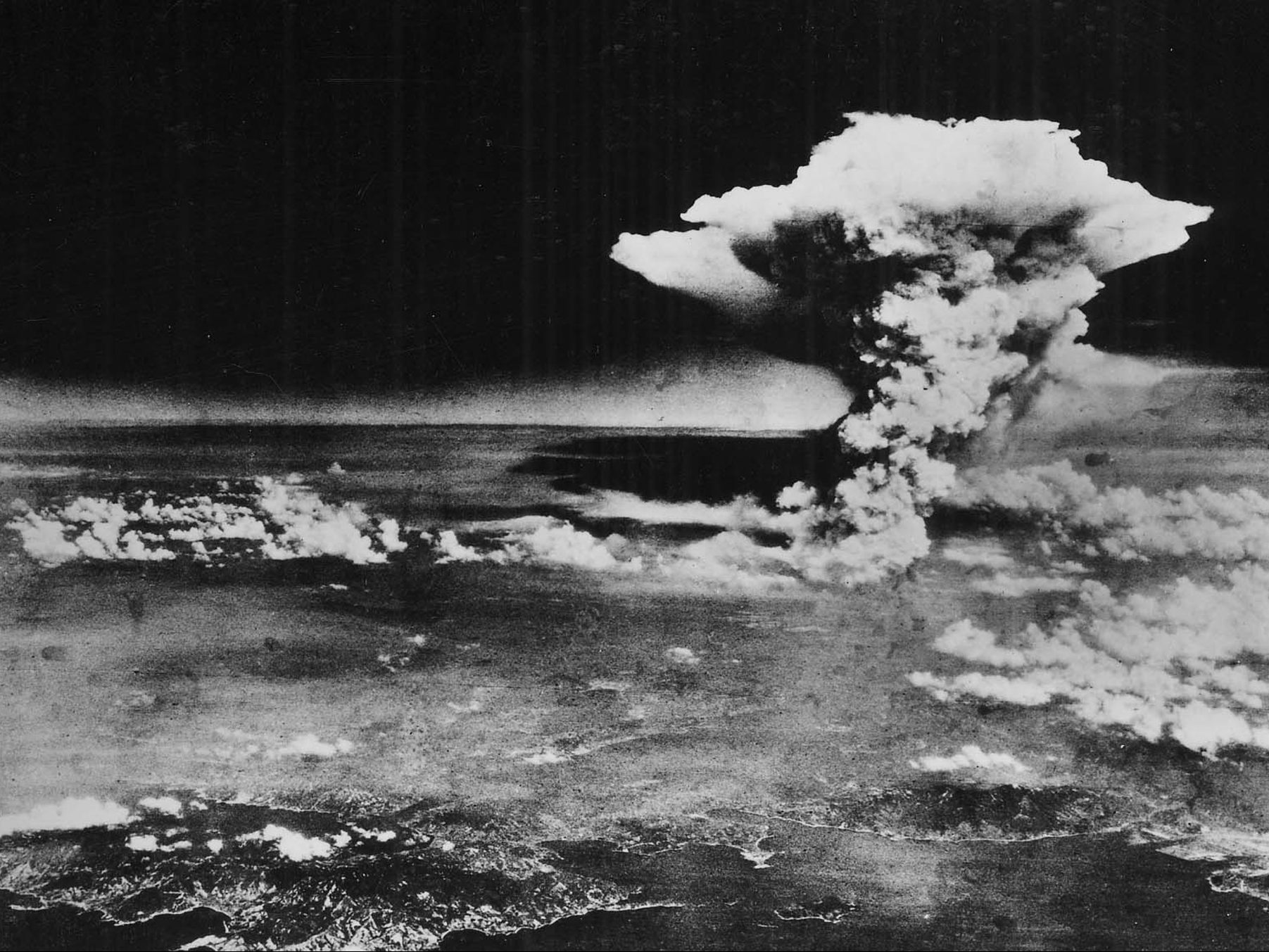 Das Bild vom 6. August 1945 von der US Armee - bereitgestellt vom Hiroshima Peace Memorial Museum - zeigt den Atompilz eine Stunde nachdem die Atombombe über Hiroshima explodiert ist. Das Bild vom 6. August 1945 von der US Armee - bereitgestellt vom Hiroshima Peace Memorial Museum - zeigt den Atompilz eine Stunde nachdem die Atombombe über Hiroshima explodiert ist.