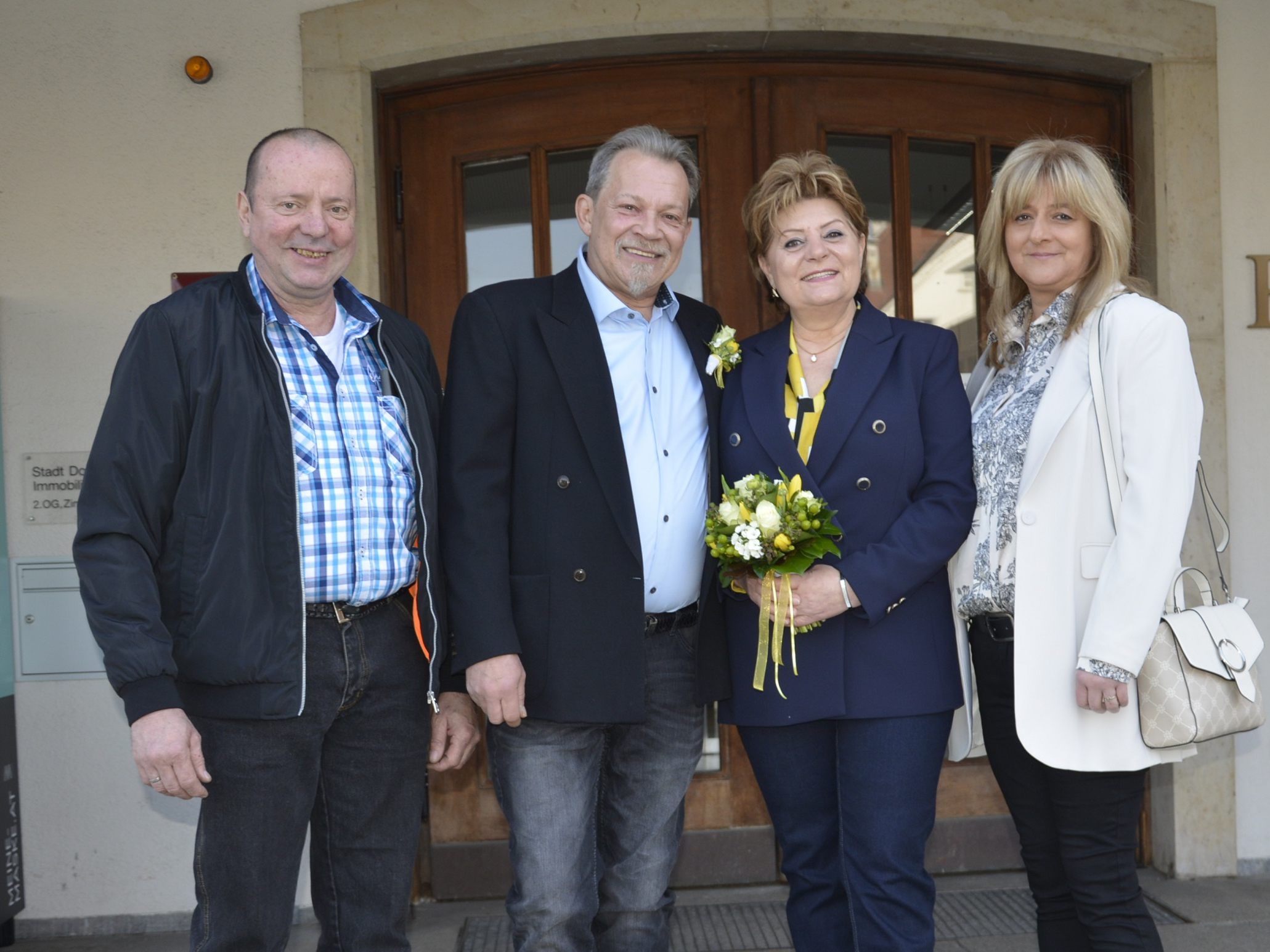 Das Brautpaar mit den Trauzeugen bei der standesamtlichen Hochzeit in Dornbirn.