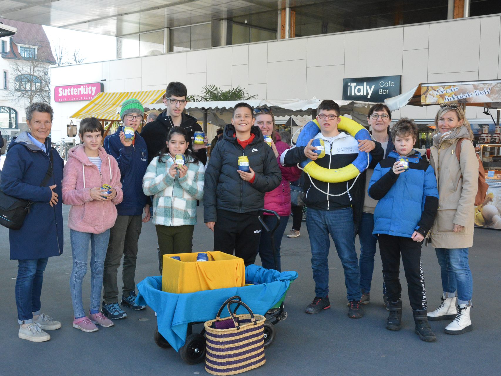 Die Schüler des SPZ Lustenau verschenkten selbstgebastelte Friedenslichter auf dem Wochenmarkt.