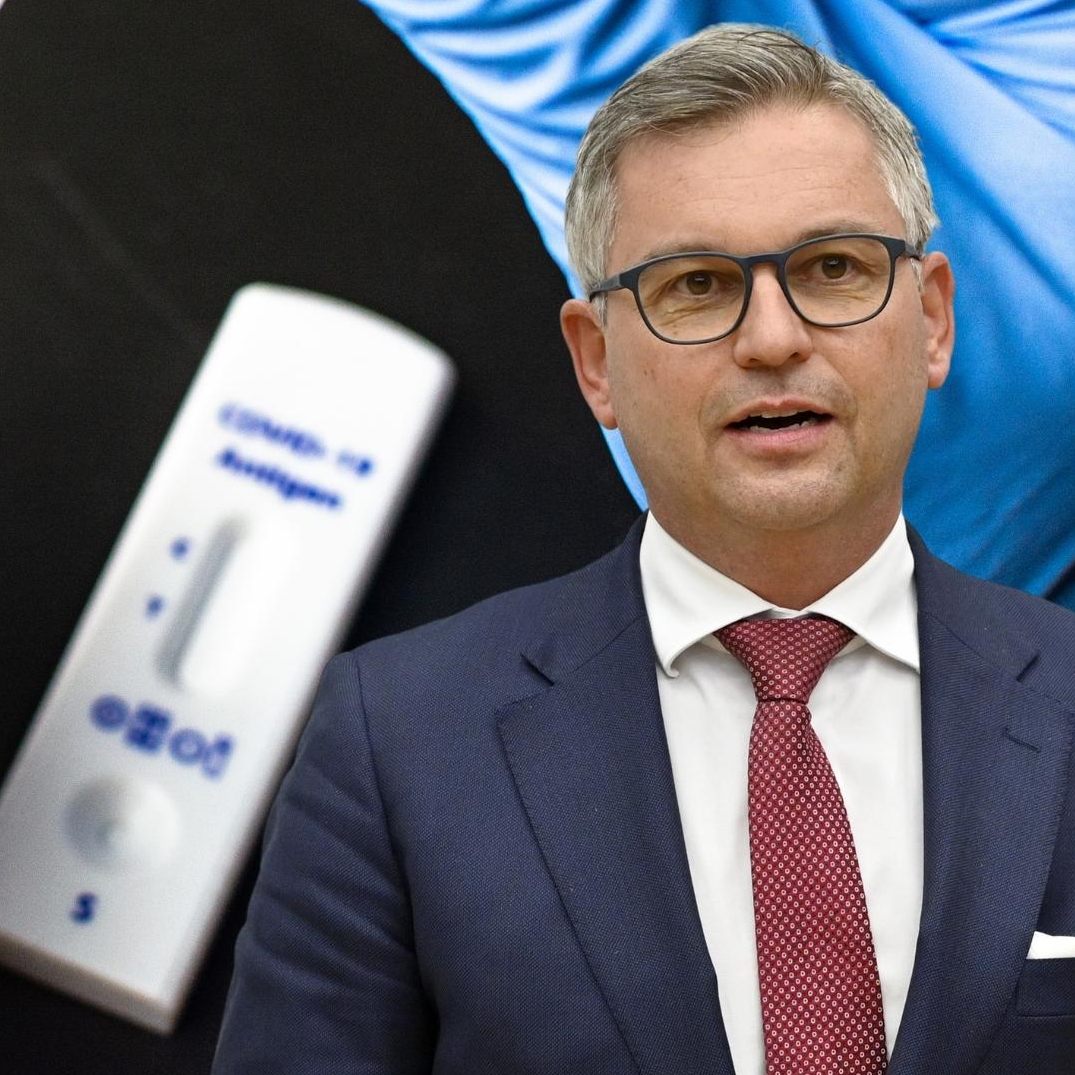 Finanzminister Brunner hat eine klare Meinung zu den Corona-Gratistests.