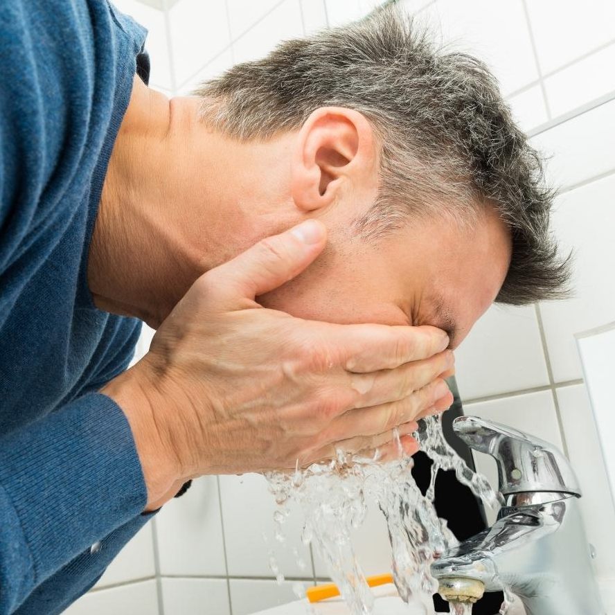 Wer unter der Maske schwitzt, kann zum Beispiel das Gesicht mit lauwarmem Wasser abwaschen.