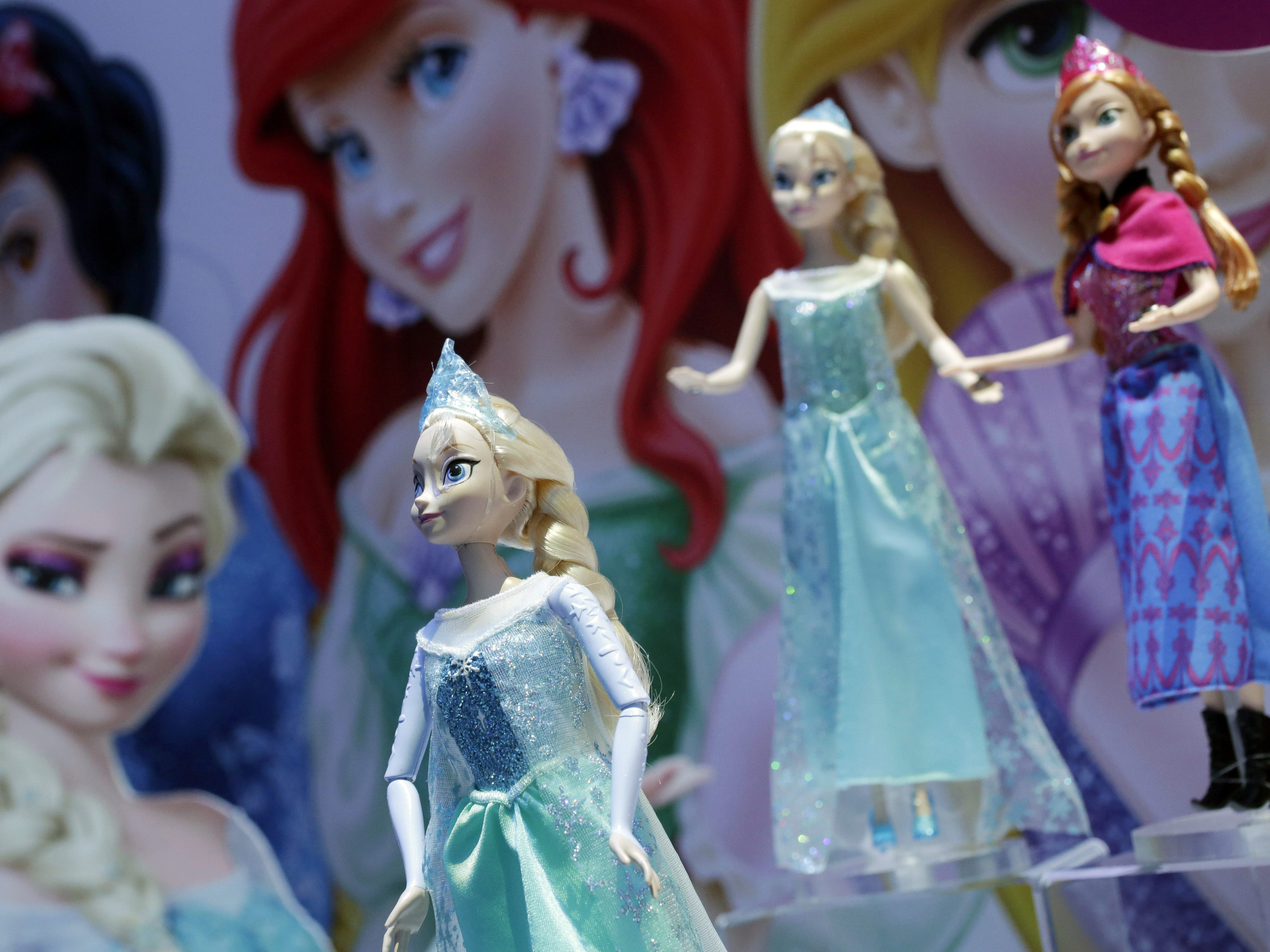 Die siebenjährige Amalia wurde dadurch bekannt, dass sie "Let it go" von dem Disney-Film "Frozen" in einem Luftschutzbunker in der Ukraine gesungen hat, um den Lärm des Beschusses zu übertönen. Die siebenjährige Amalia wurde dadurch bekannt, dass sie "Let it go" von dem Disney-Film "Frozen" in einem Luftschutzbunker in der Ukraine gesungen hat, um den Lärm des Beschusses zu übertönen.