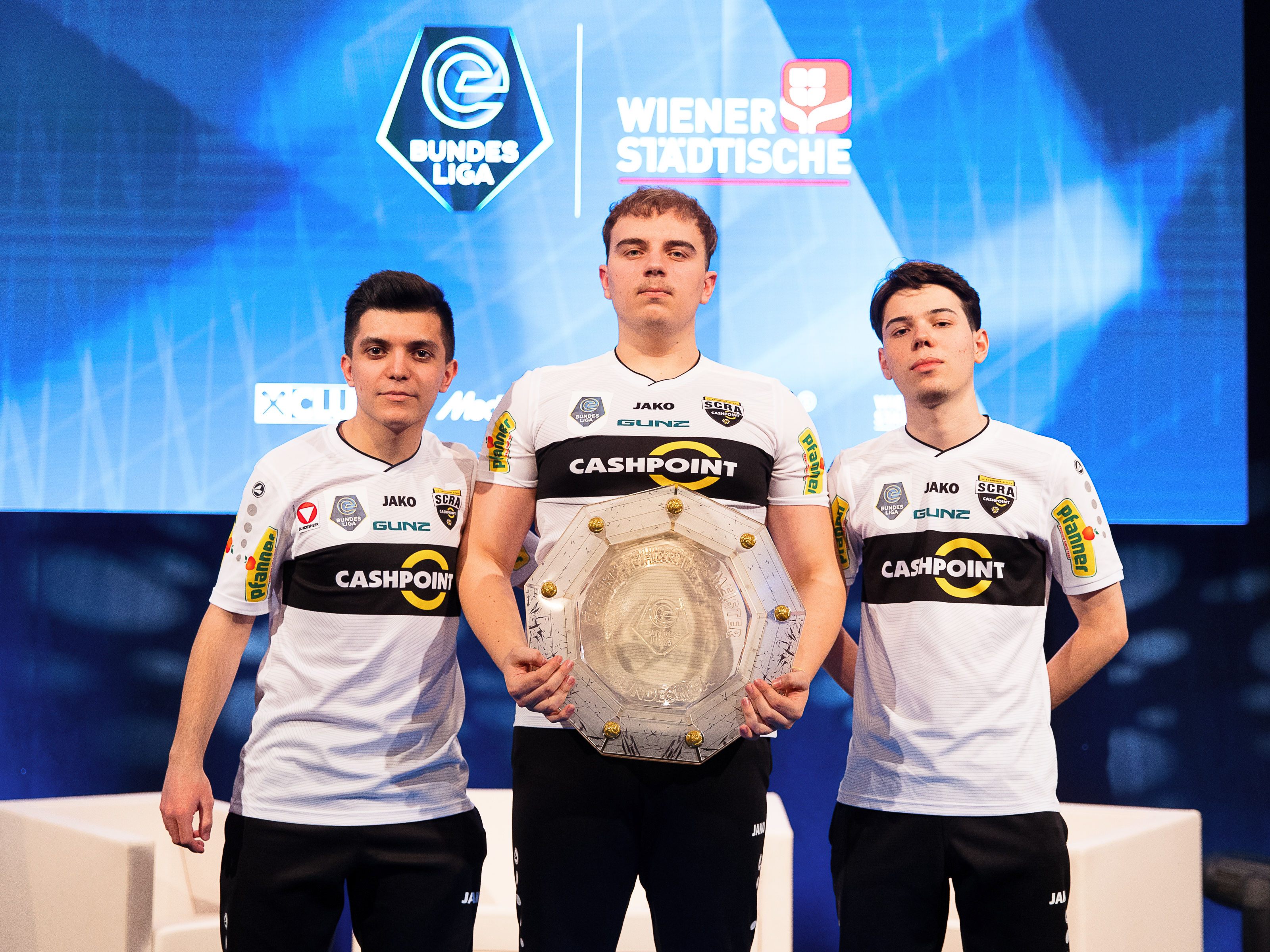 In einem packenden Finaldurchgang sicherte sich der SCR Altach mit Sebastian Galic, Mustafa Arabaci und Cem Korkmaz erstmalig den Titel in der eBundesliga In einem packenden Finaldurchgang sicherte sich der SCR Altach mit Sebastian Galic, Mustafa Arabaci und Cem Korkmaz erstmalig den Titel in der eBundesliga