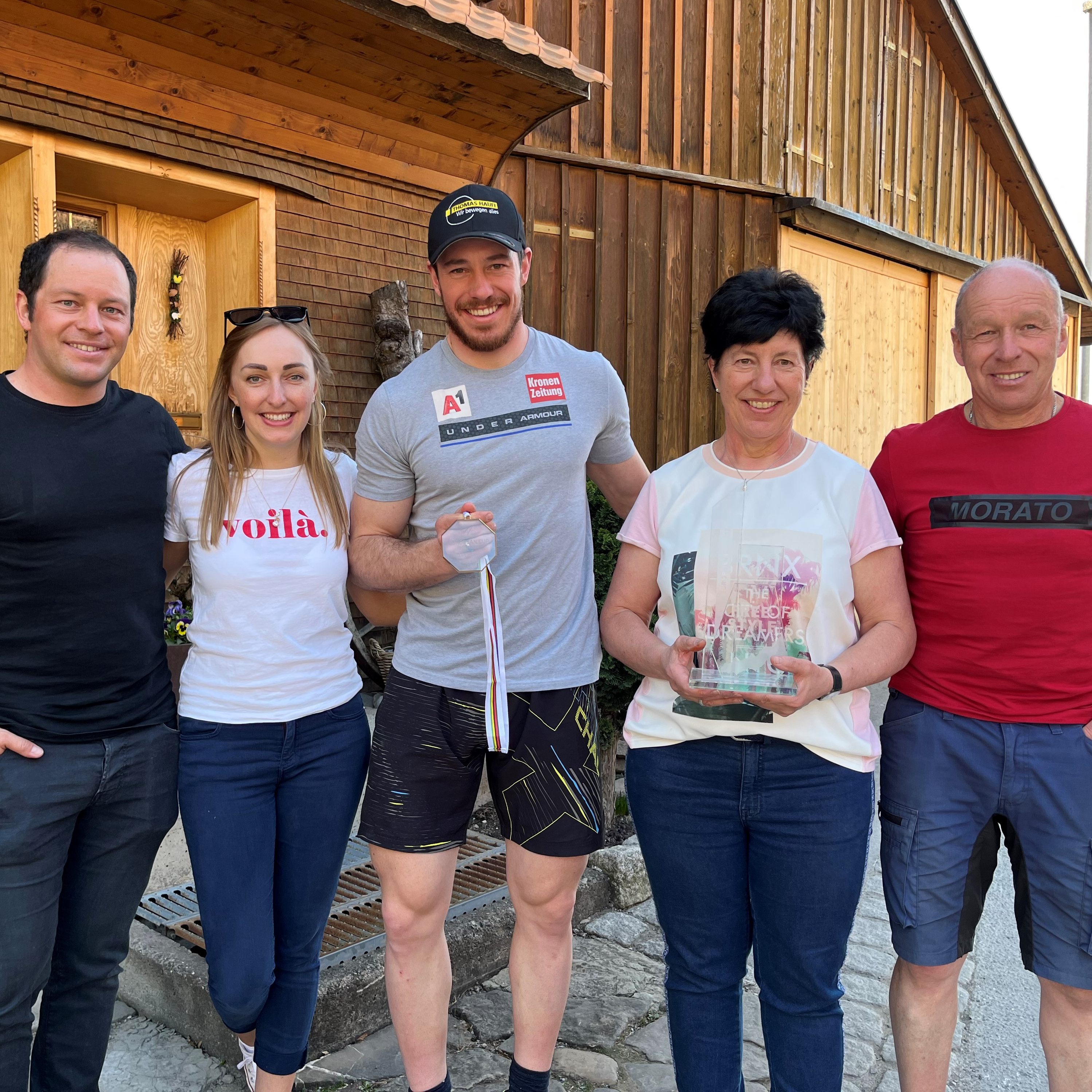 Die Familie ist sichtlich stolz auf den frisch gebackenen Europacup-Meister.