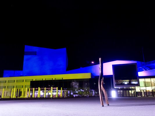 Das Bregenzer Festspielhaus erstrahlt in den ukrainischen Landesfarben. Das Bregenzer Festspielhaus erstrahlt in den ukrainischen Landesfarben.