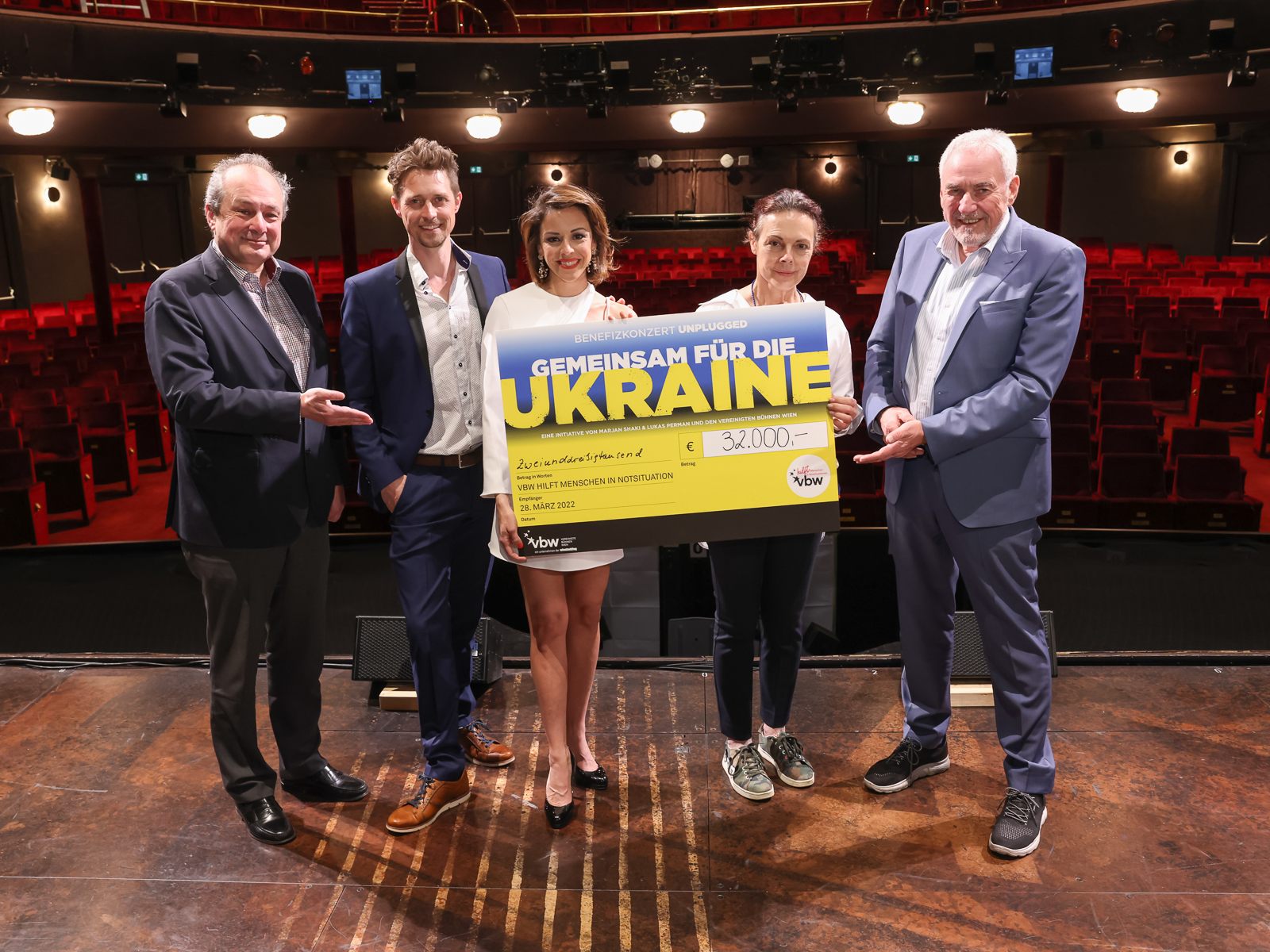 Franz Patay, Lukas Perman, Marjan Shaki, Pascale Vayer und Pius Strobl präsentieren den Spenden-Scheck nach dem Konzert im Raimundtheater Franz Patay, Lukas Perman, Marjan Shaki, Pascale Vayer und Pius Strobl präsentieren den Spenden-Scheck nach dem Konzert im Raimundtheater