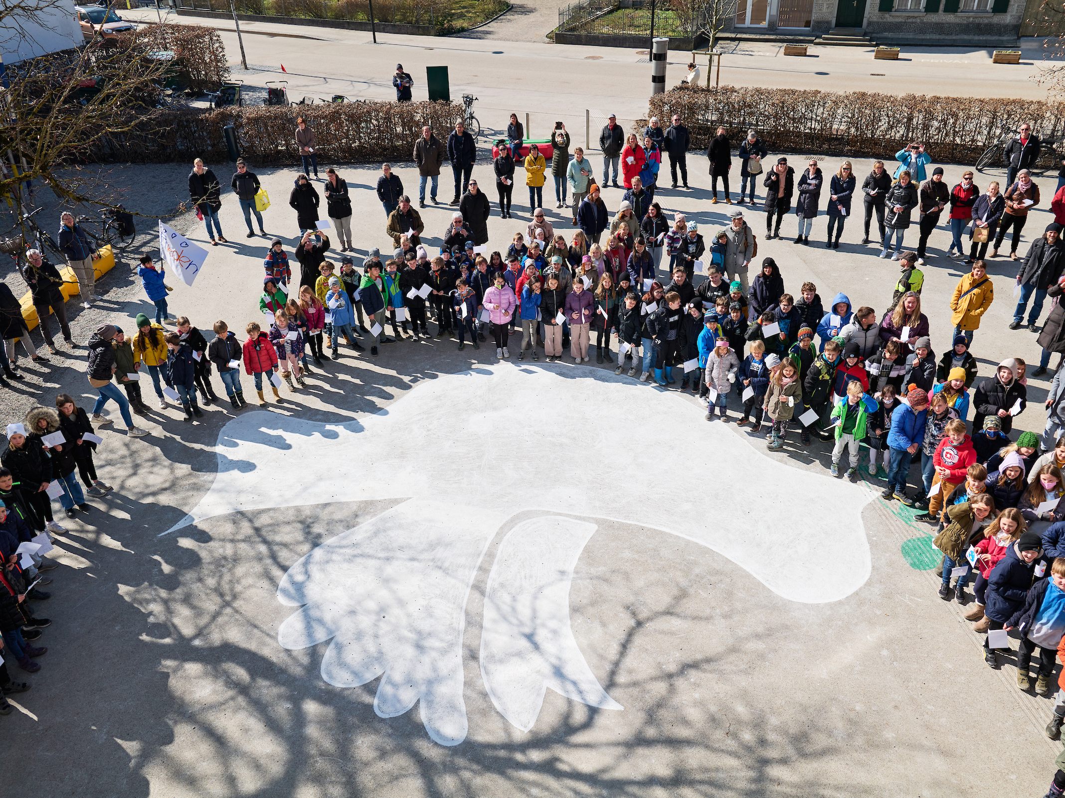 Die Kinder der Volksschule Kirchdorf Lustenau setzten ein berührendendes Zeichen für den Frieden.