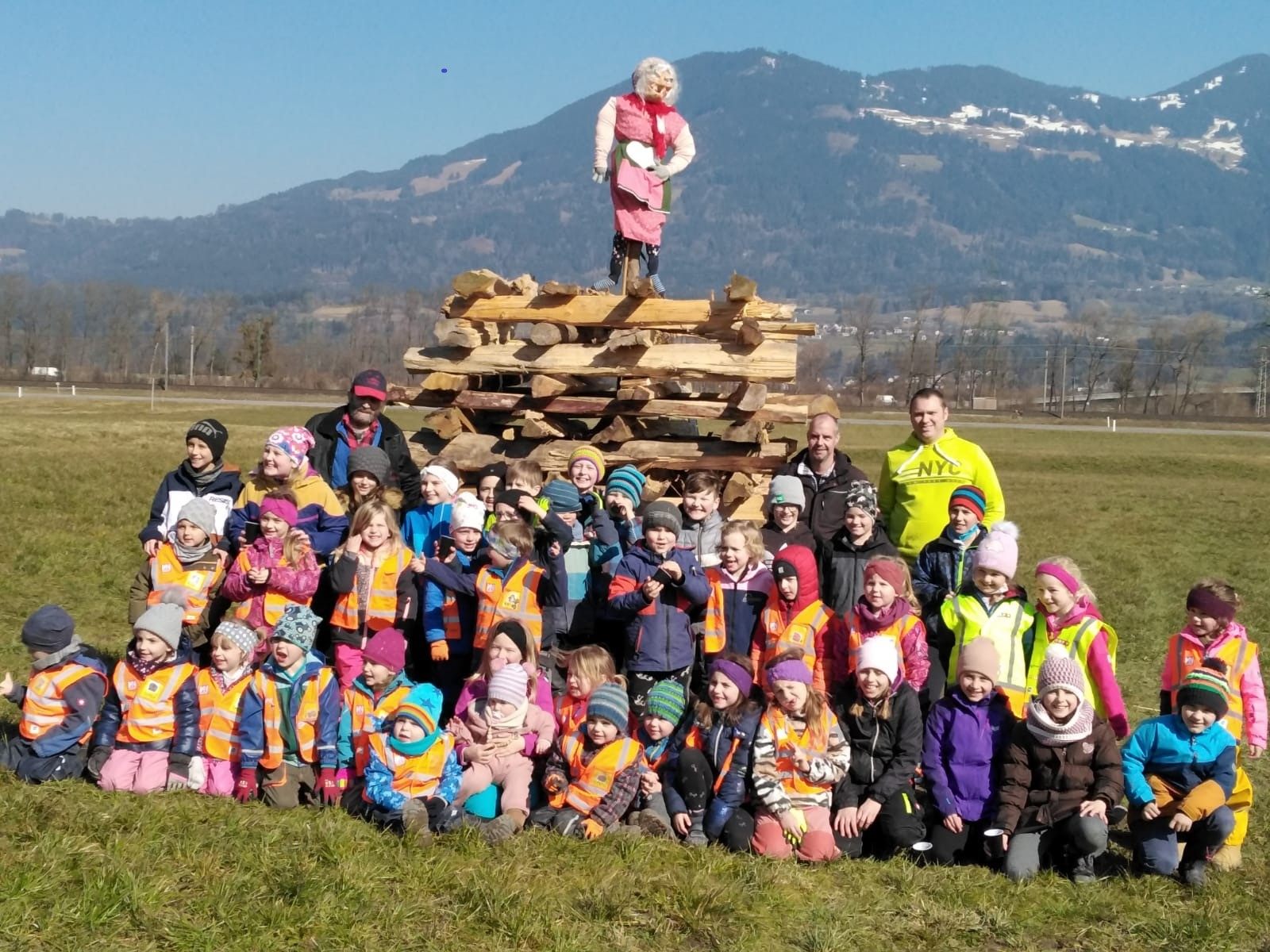 Die Beschlinger Kinder sind beim den Funkenbau mit eingebunden. Die Beschlinger Kinder sind beim den Funkenbau mit eingebunden.