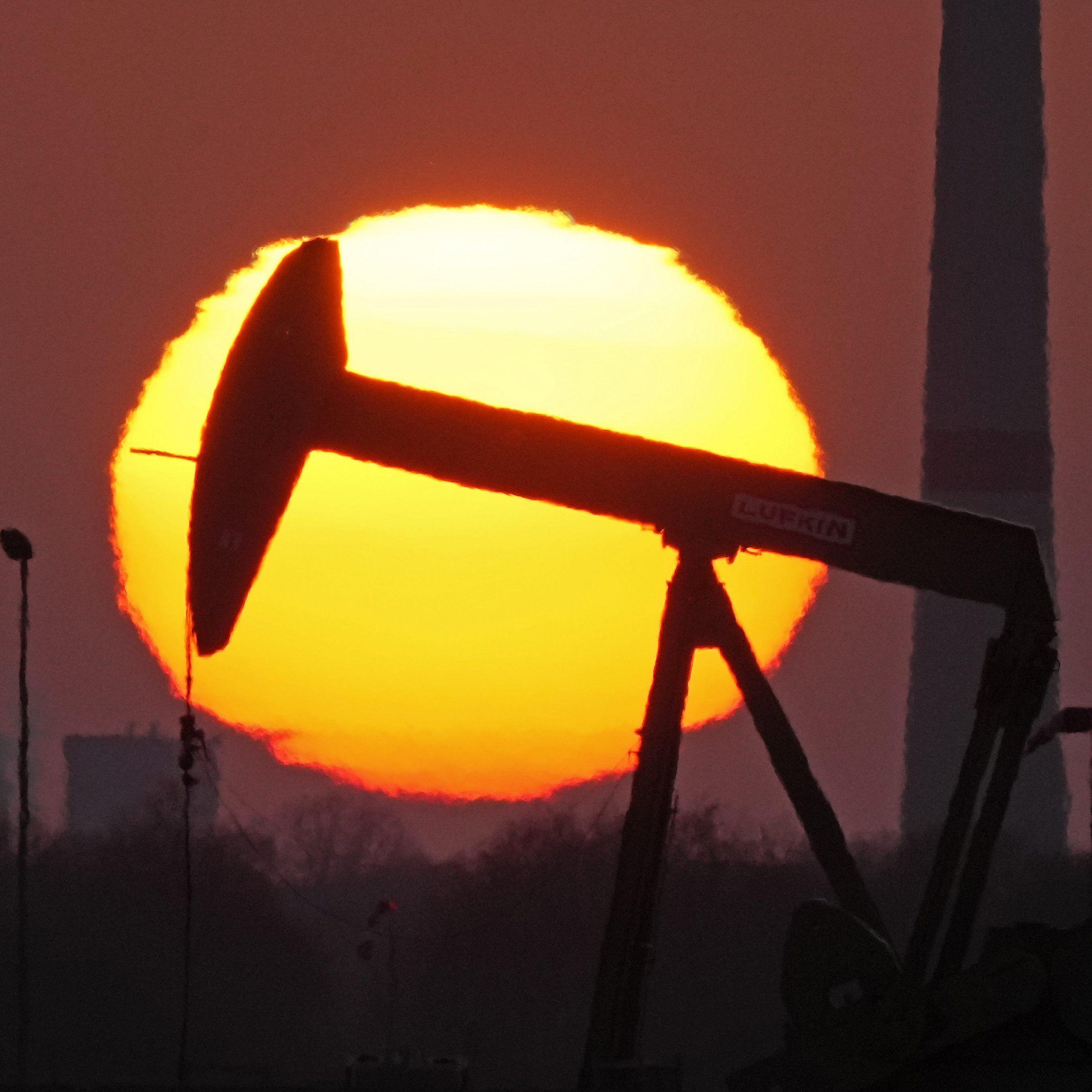 Nach dem Einmarsch Russlands in die Ukraine sind die Ölpreise stark gestiegen.