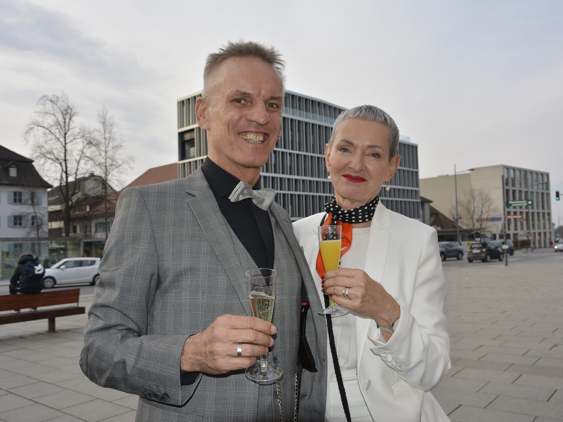 Das Brautpaar, frisch vermählt, beim Standesamt Dornbirn.