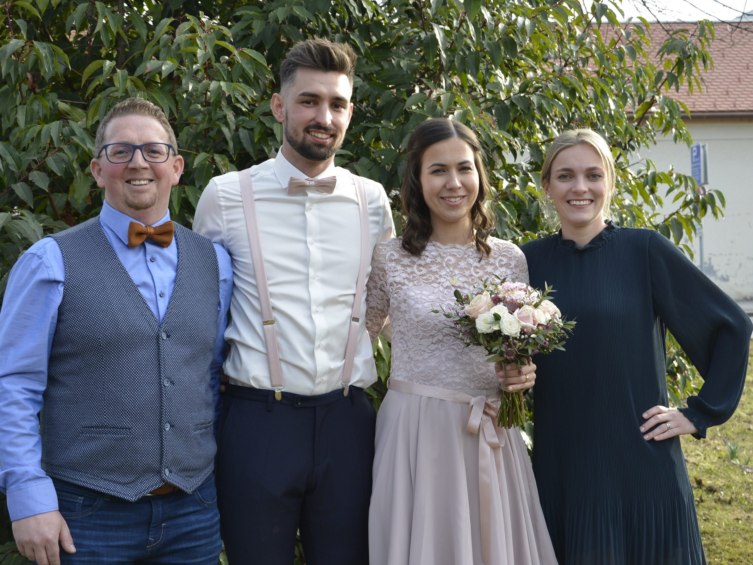 Das Brautpaar mit den Trauzeugen bei der standesamtlichen Hochzeit in Dornbirn.